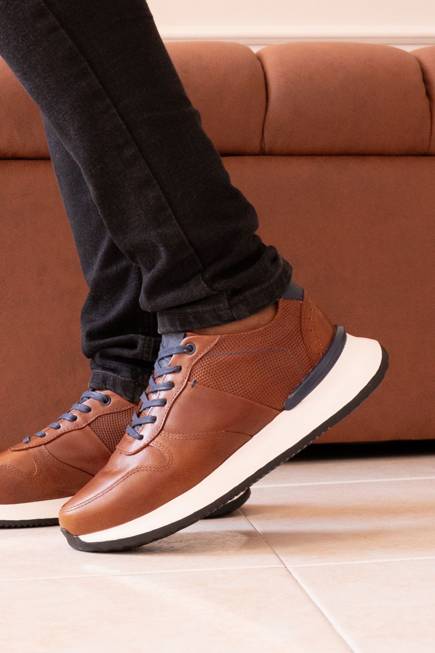 TENIS EN CUERO PARA HOMBRE COLOR MIEL CON AZUL REF: LISBOA D 15