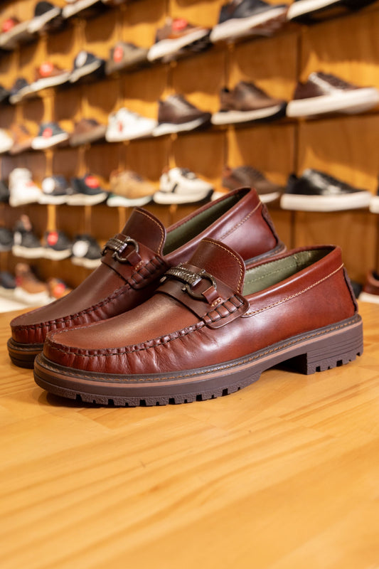 MOCASIN TIAGO PARA HOMBRE EN CUERO COÑAC FORRO VERDE - SUELA OSCURA / REF 663