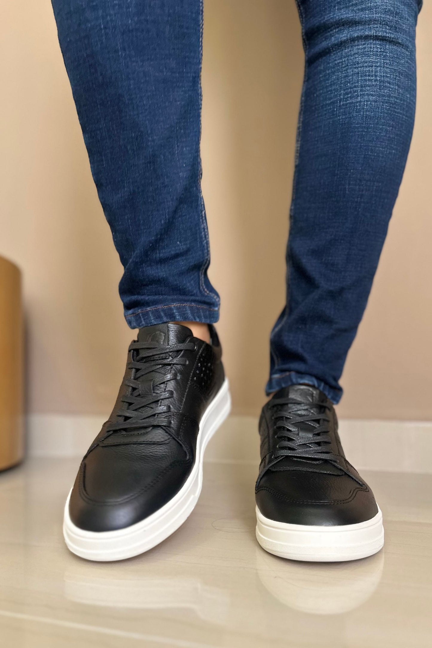 TENIS PARA HOMBRE EN CUERO NEGRO REF: ZURICH