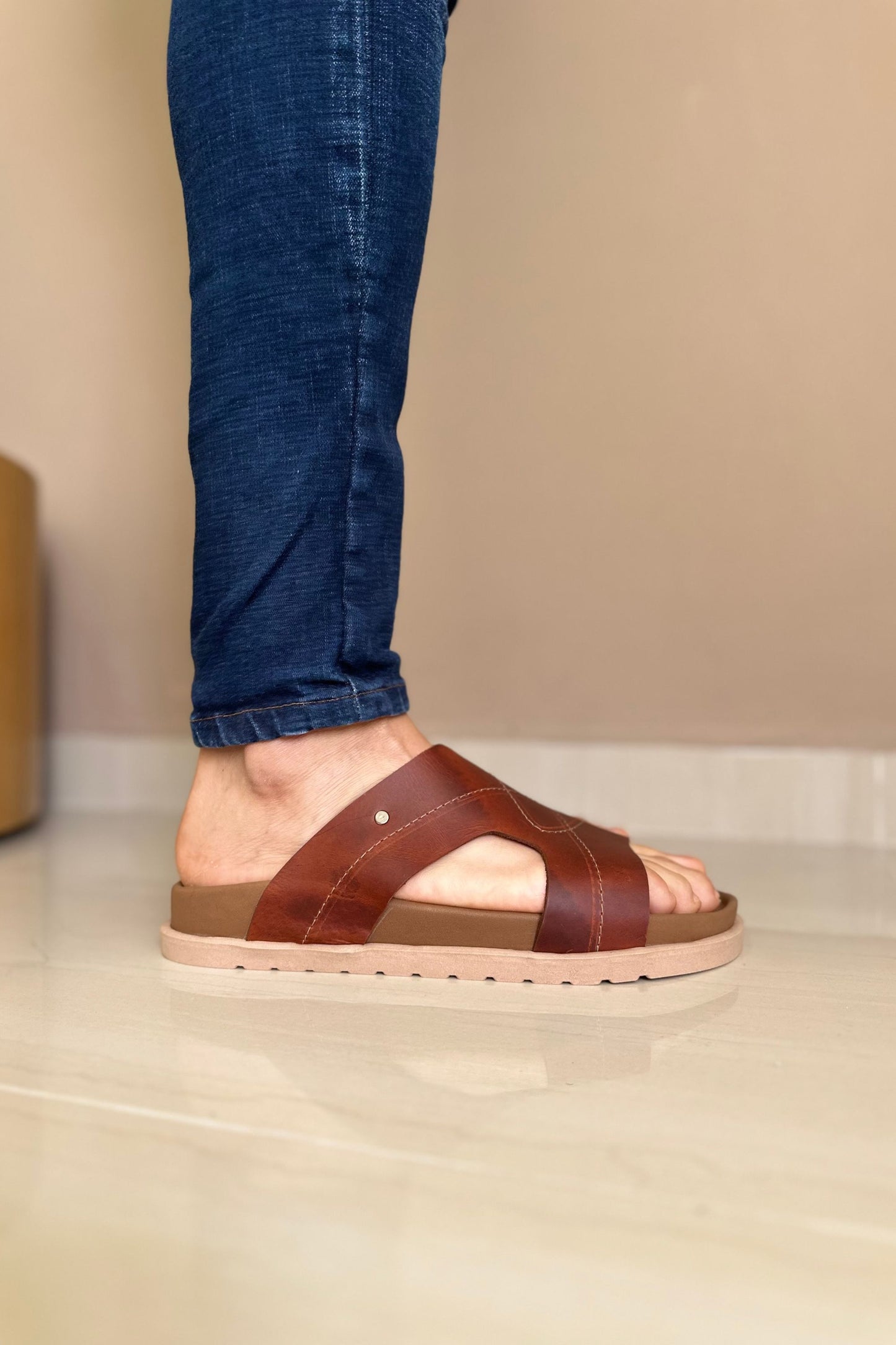 SANDALIAS PARA HOMBRE EN CUERO MIEL REF: CHARLOTTE