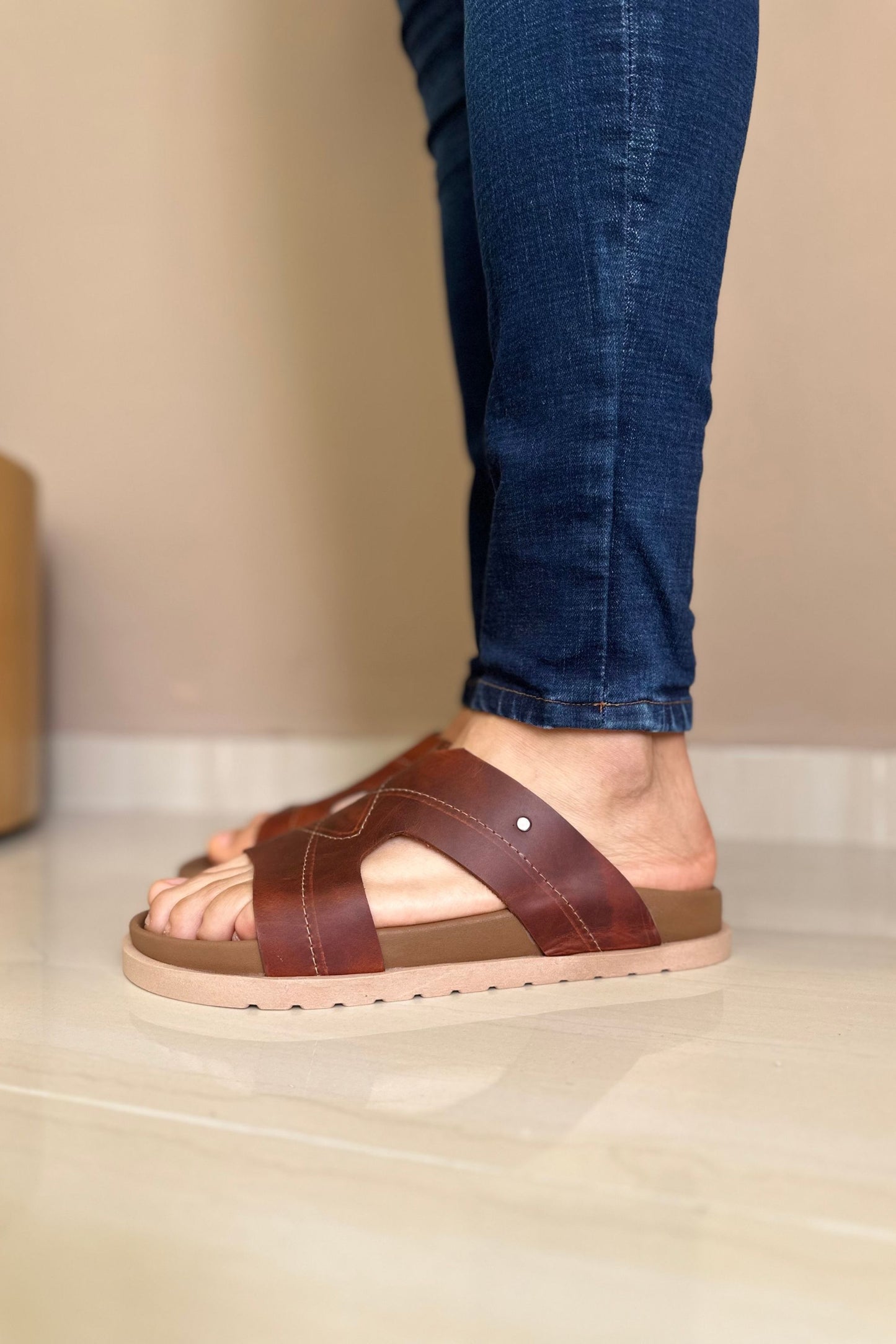 SANDALIAS PARA HOMBRE EN CUERO MIEL REF: CHARLOTTE