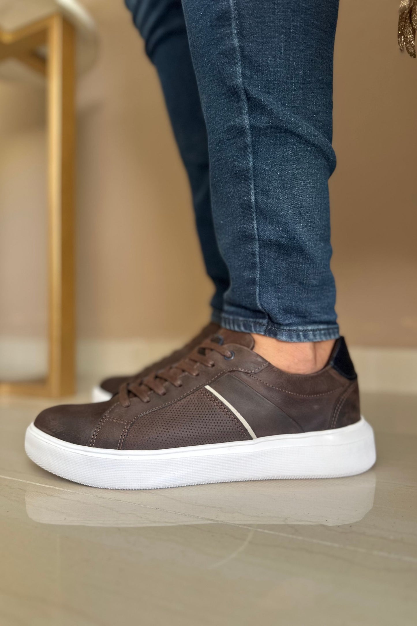 TENIS PARA HOMBRE EN CUERO CAFE X BLANCO REF: SIDNEY 3220