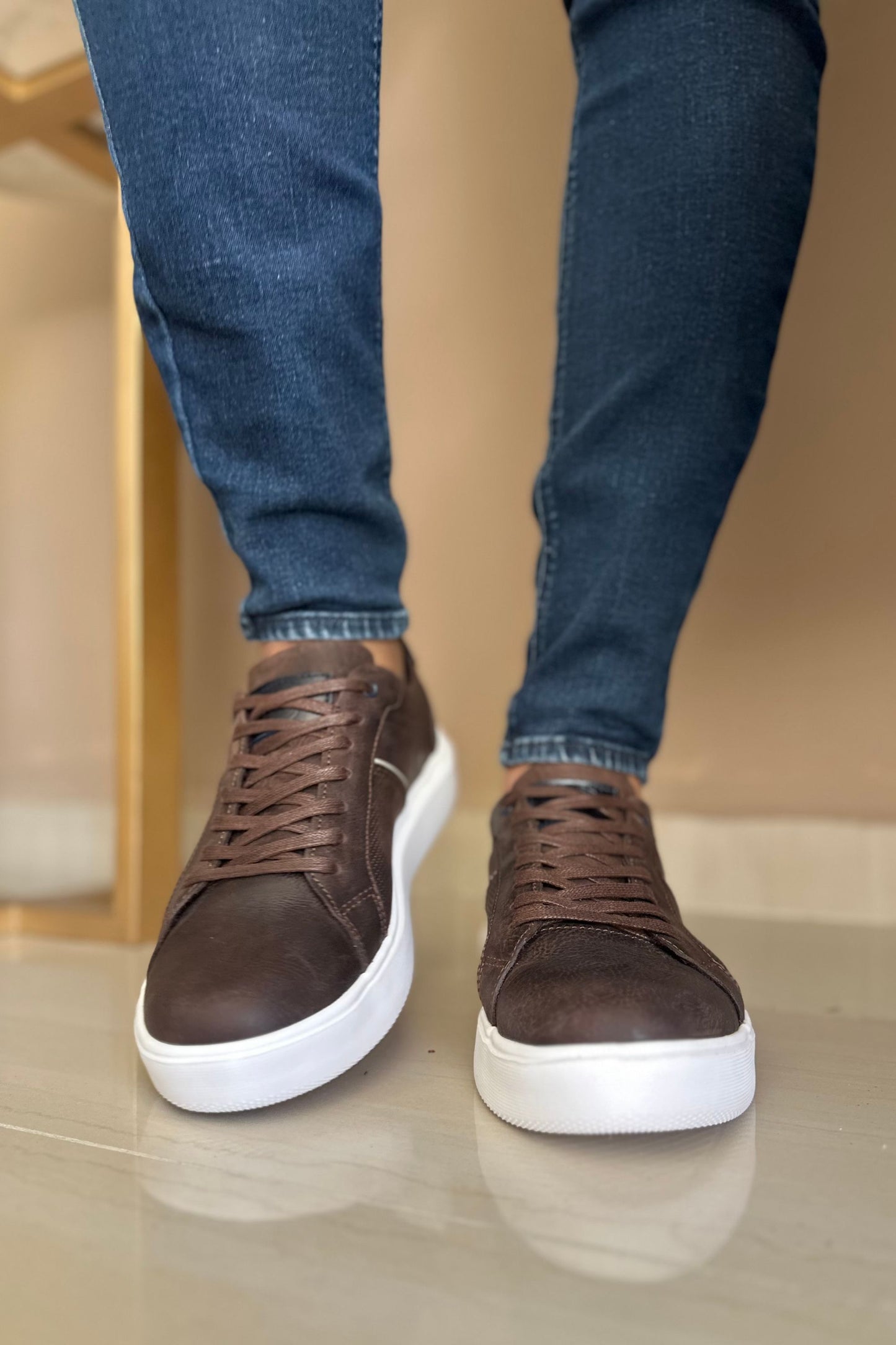 TENIS PARA HOMBRE EN CUERO CAFE X BLANCO REF: SIDNEY 3220