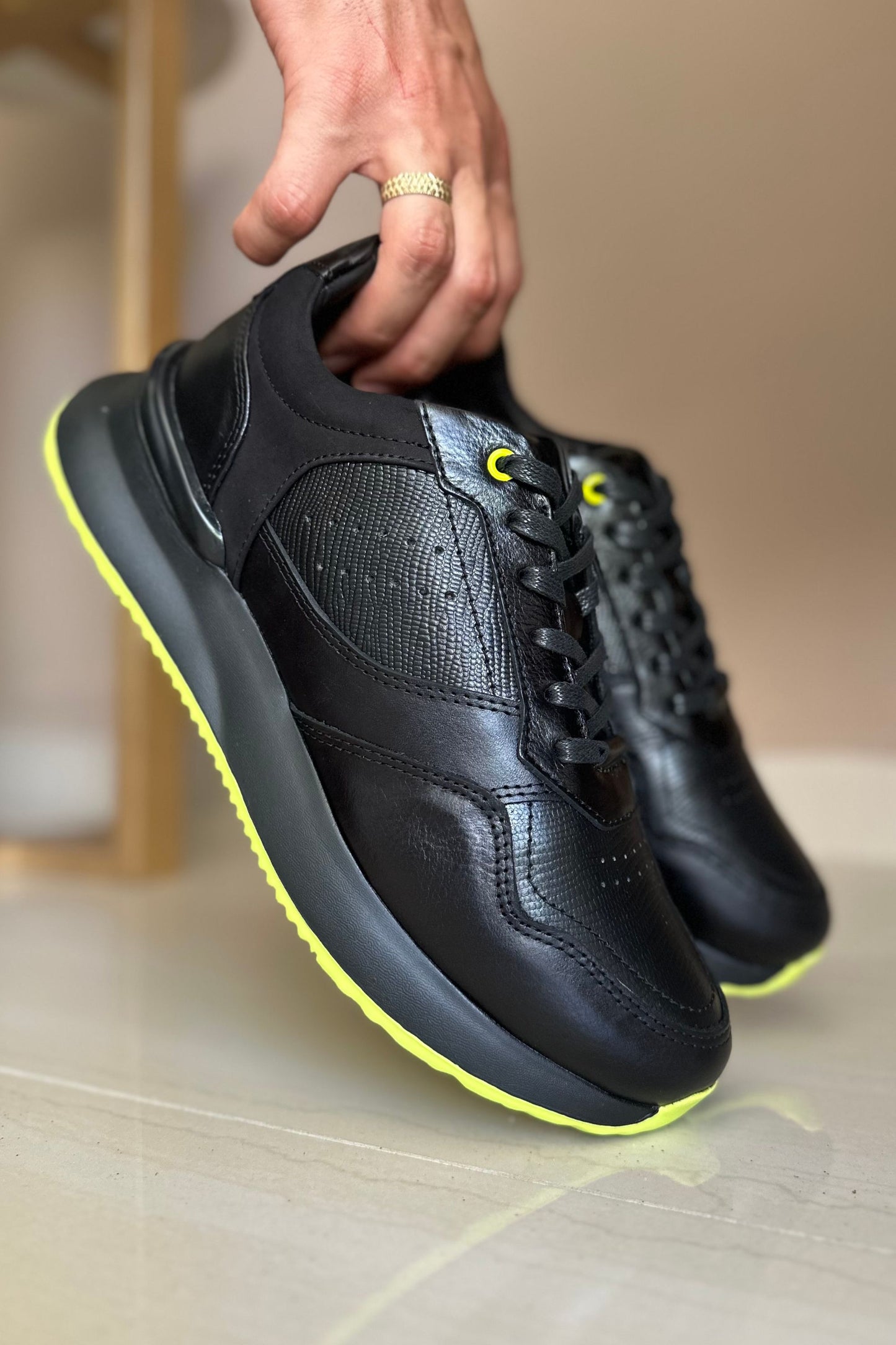 TENIS PARA HOMBRE EN CUERO NEGRO X VERDE NEON REF: D-12 IBIZA