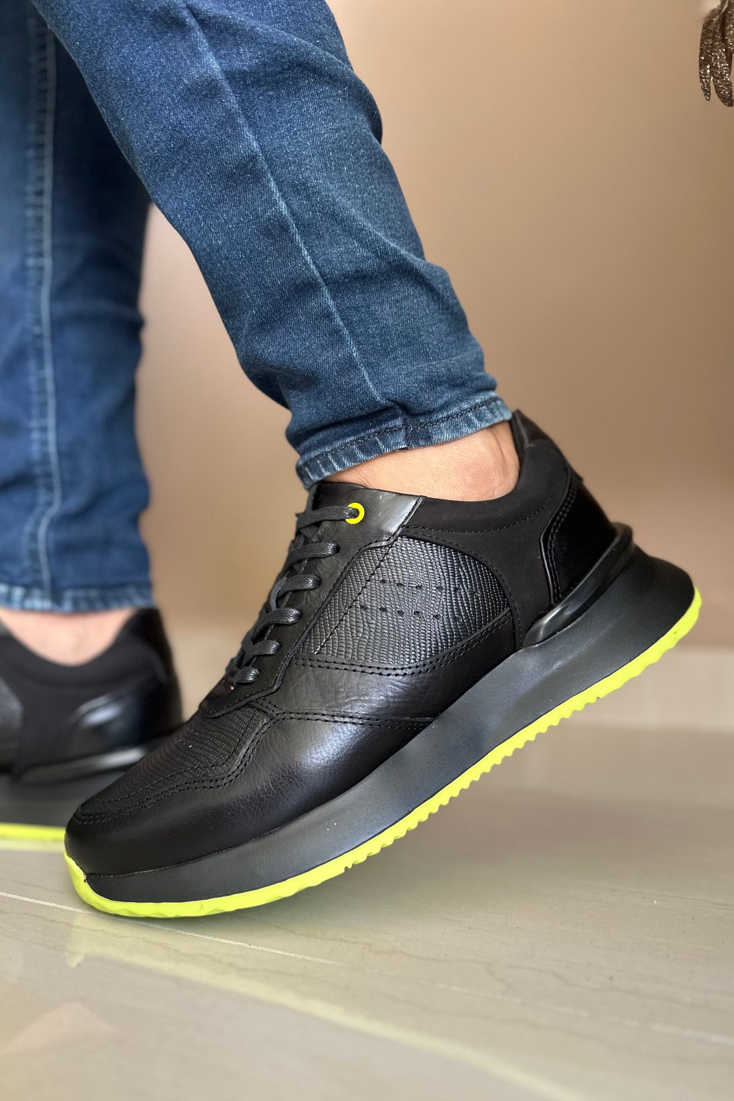 TENIS PARA HOMBRE EN CUERO NEGRO X VERDE NEON REF: D-12 IBIZA