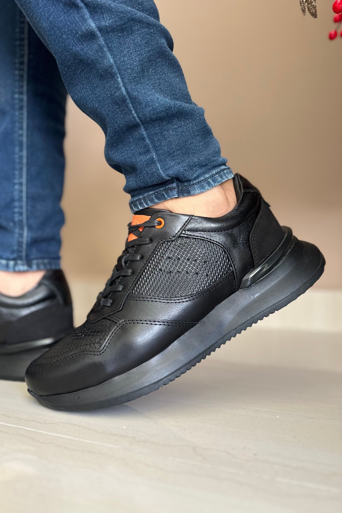 TENIS PARA HOMBRE EN CUERO NEGRO X NARANJA REF: D-12 IBIZA