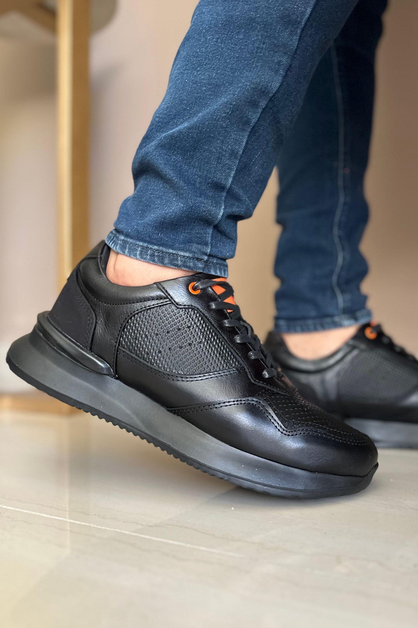 TENIS PARA HOMBRE EN CUERO NEGRO X NARANJA REF: D-12 IBIZA