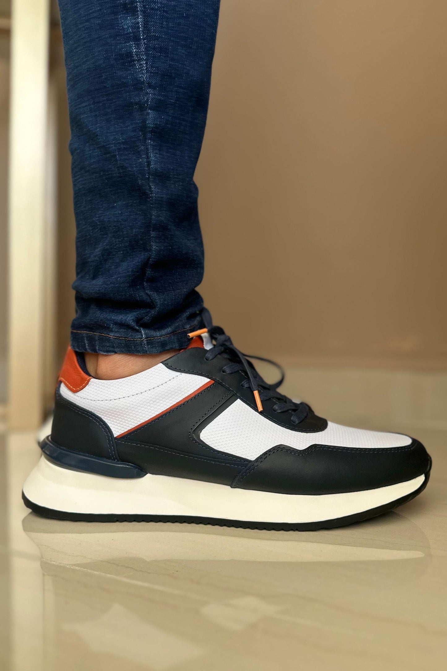 TENIS PARA HOMBRE EN CUERO BLANCO X AZUL X NARANJA / REF: REUS 6488