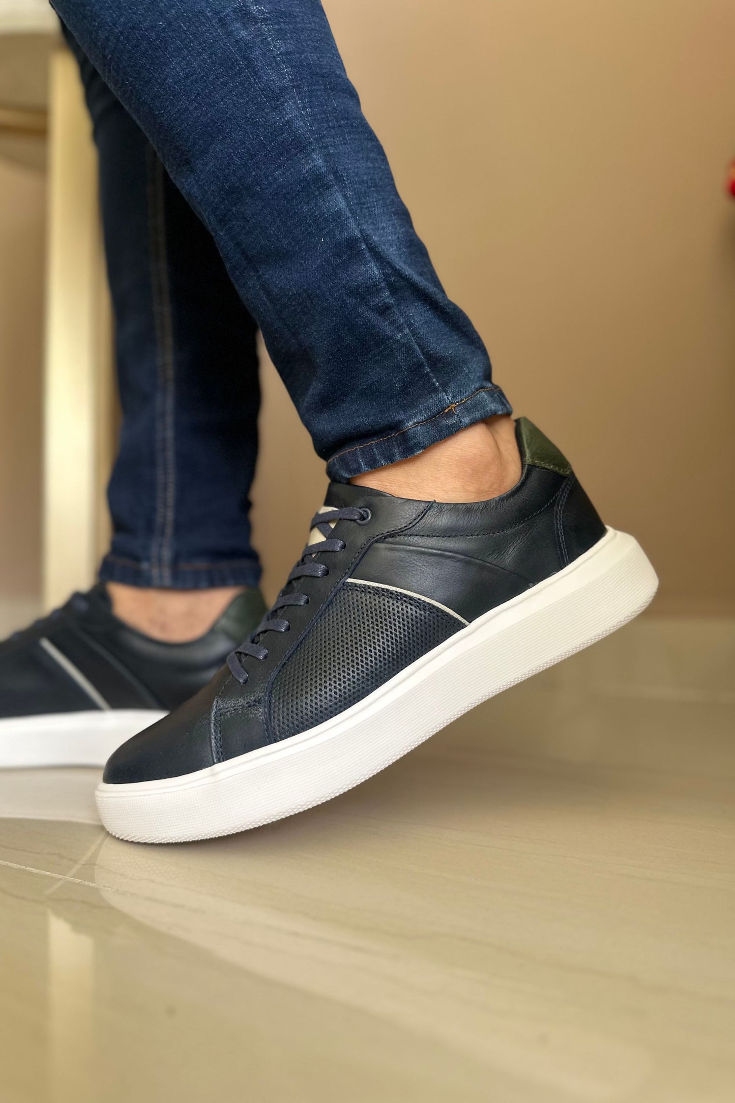 TENIS PARA HOMBRE EN CUERO AZUL X BLANCO REF: SIDNEY 3220