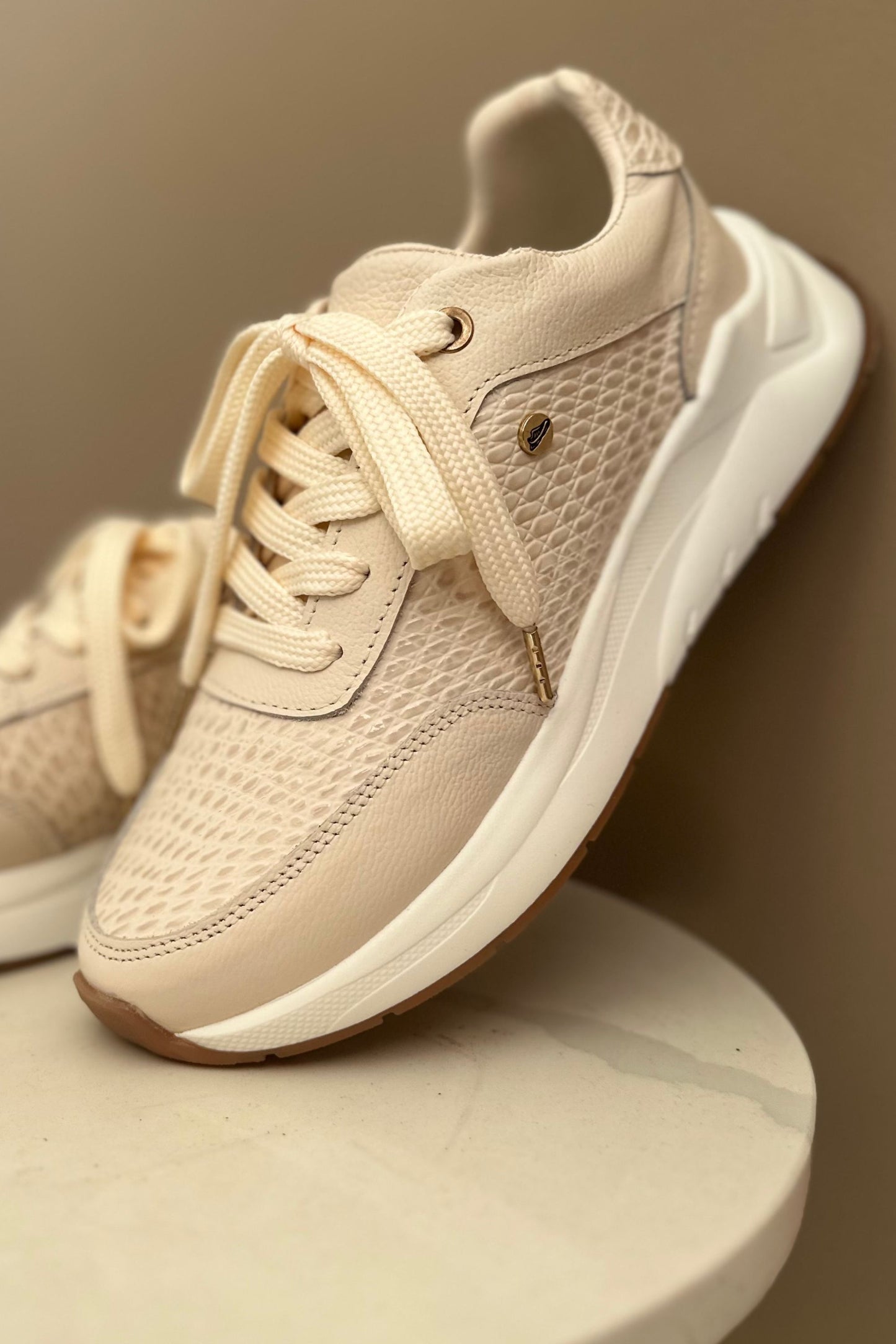 TENIS PARA DAMA EN CUERO CREMA / REF MARGARITA