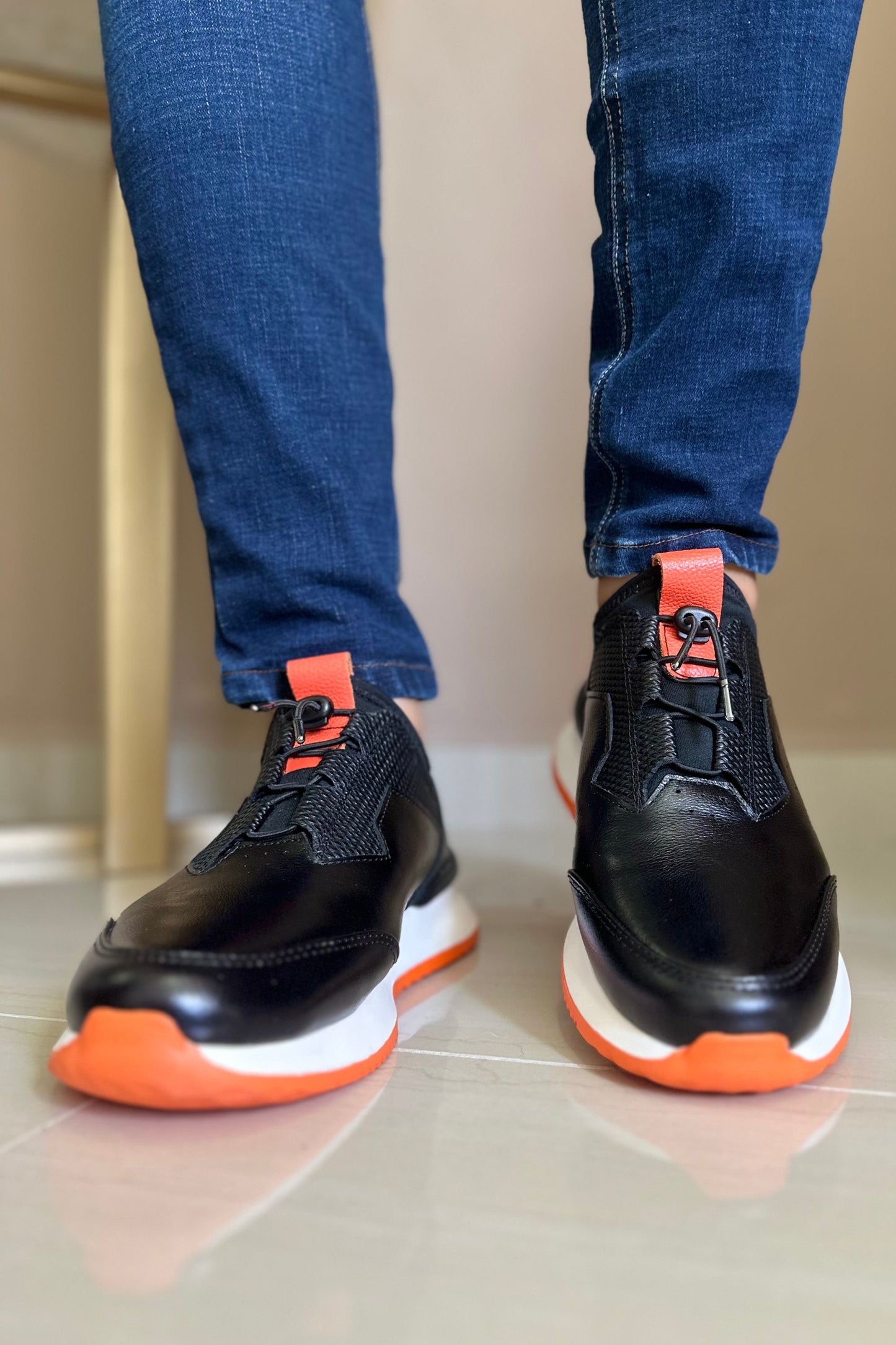 TENIS PARA HOMBRE EN CUERO NEGRO X SUELA BLANCA NARANJA / REF: VIGO D 19