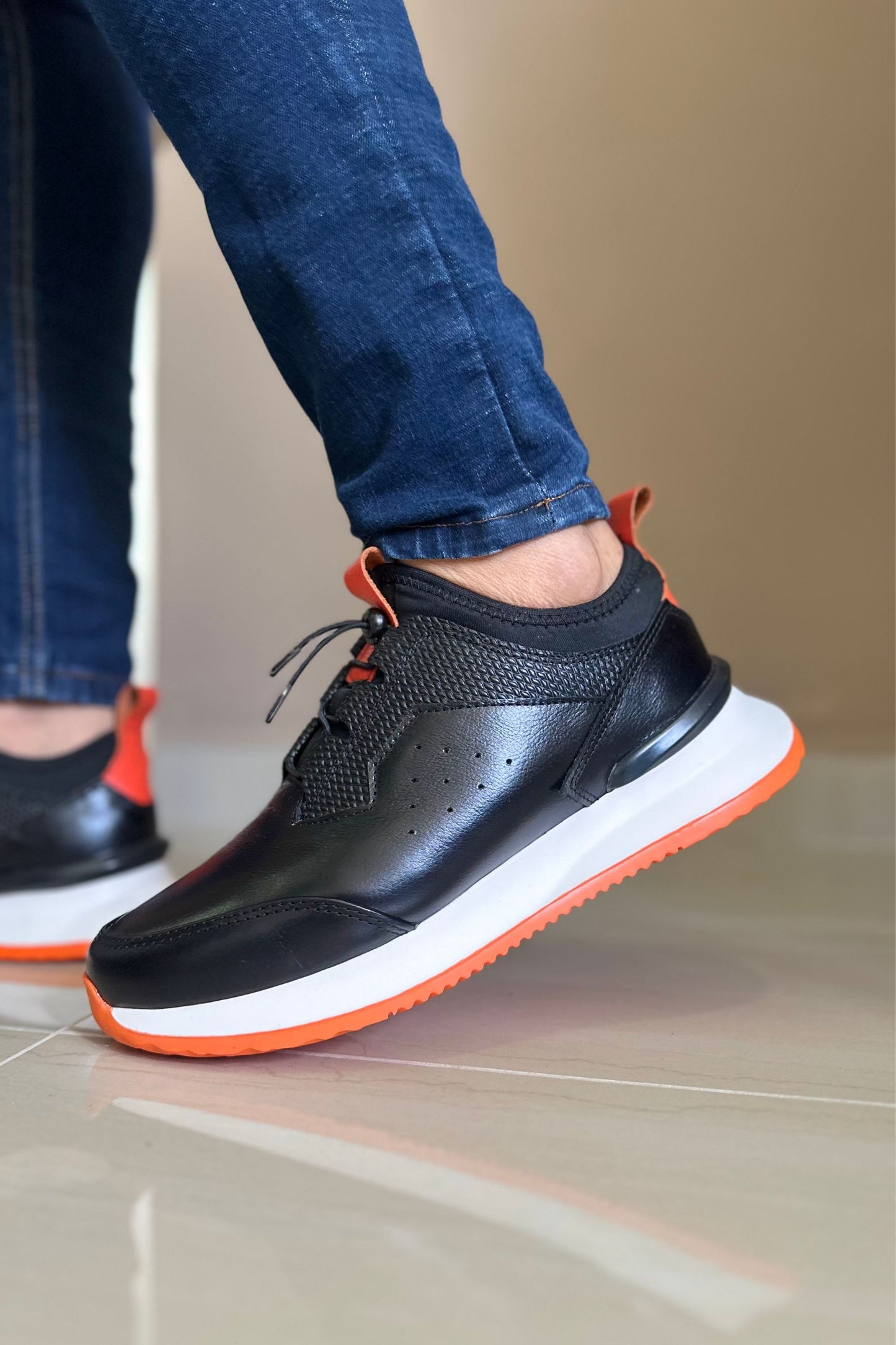 TENIS PARA HOMBRE EN CUERO NEGRO X SUELA BLANCA NARANJA / REF: VIGO D 19