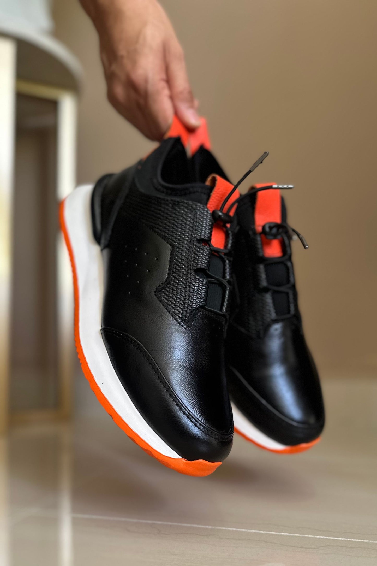 TENIS PARA HOMBRE EN CUERO NEGRO X SUELA BLANCA NARANJA / REF: VIGO D 19