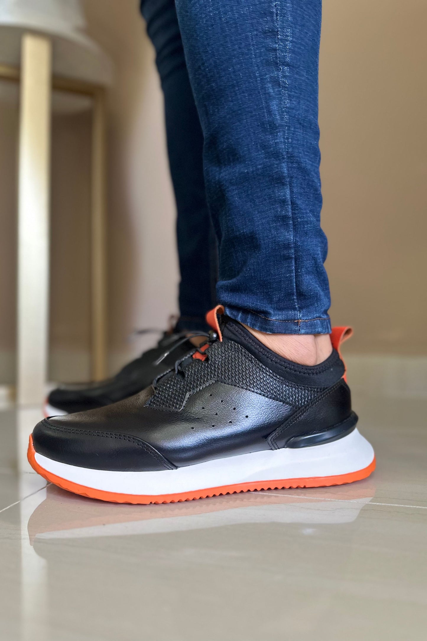 TENIS PARA HOMBRE EN CUERO NEGRO X SUELA BLANCA NARANJA / REF: VIGO D 19