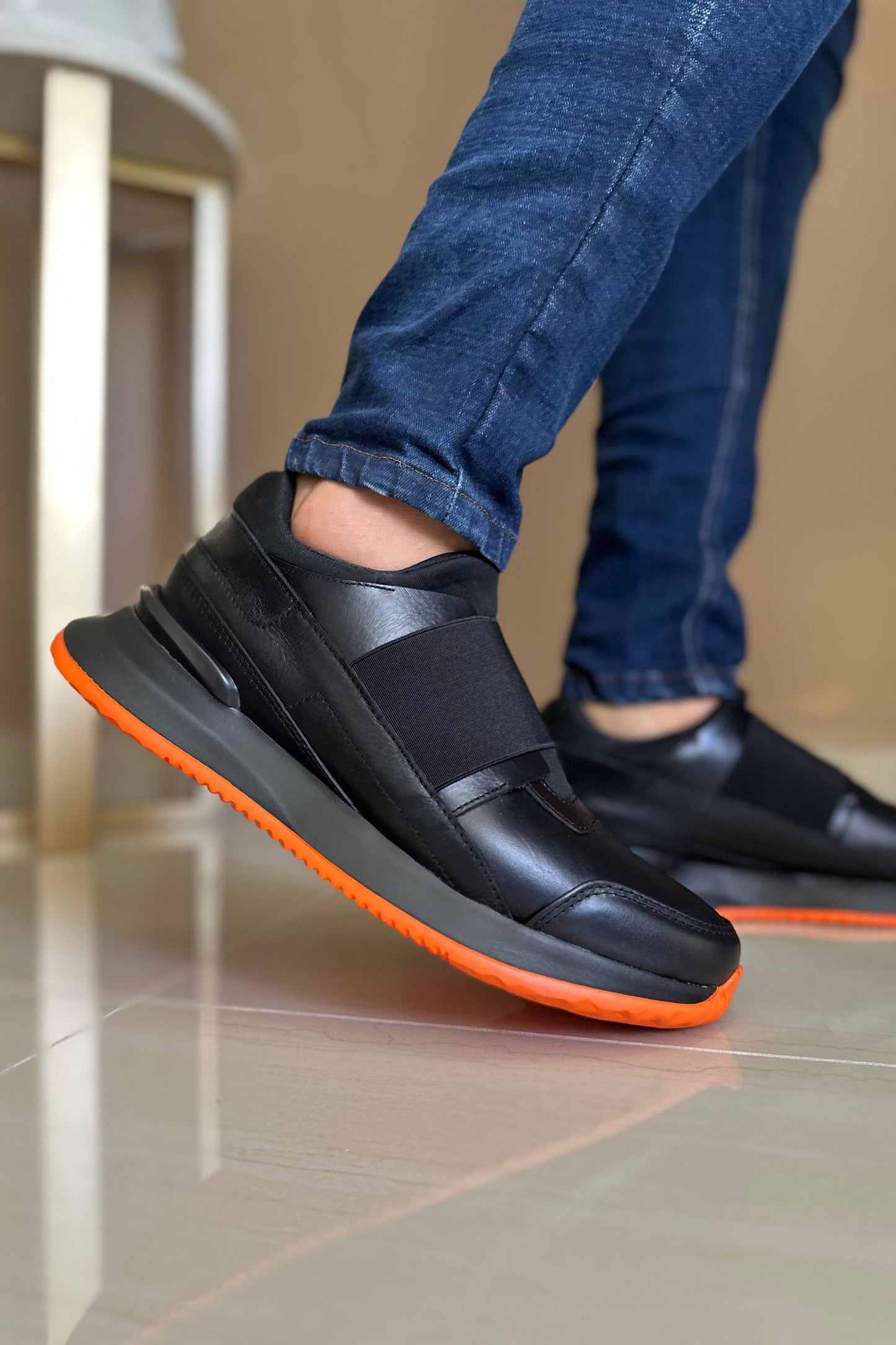 TENIS EN CUERO PARA HOMBRE EN CUERO NEGRO X NARANJA REF: D-17 BILBAO