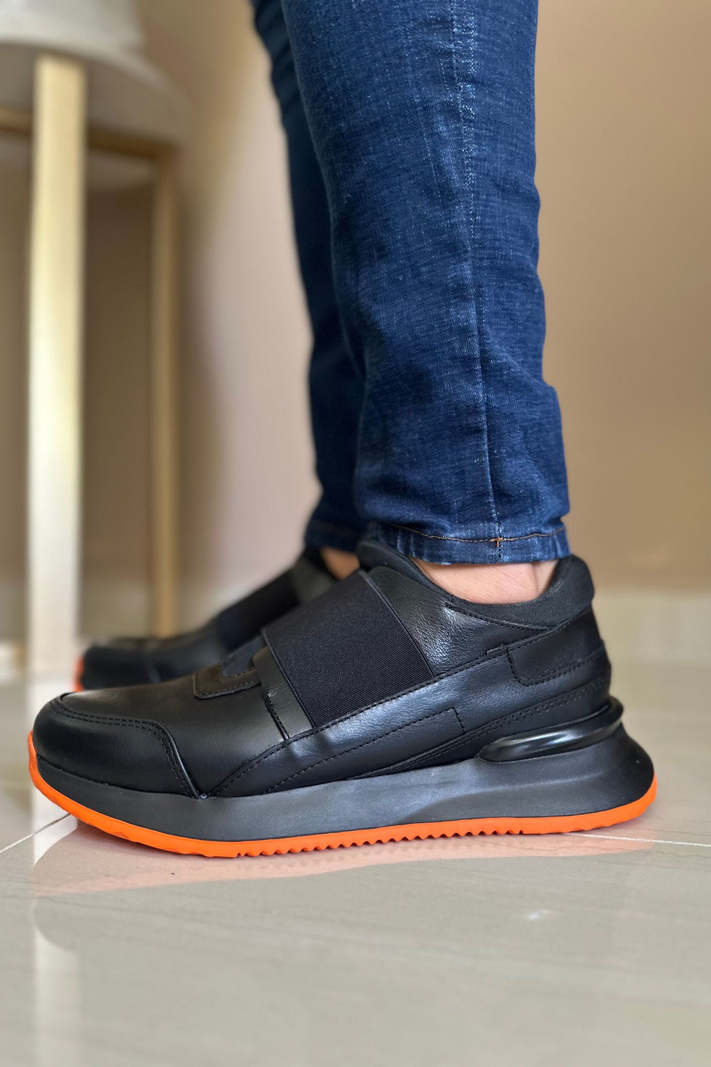 TENIS EN CUERO PARA HOMBRE EN CUERO NEGRO X NARANJA REF: D-17 BILBAO