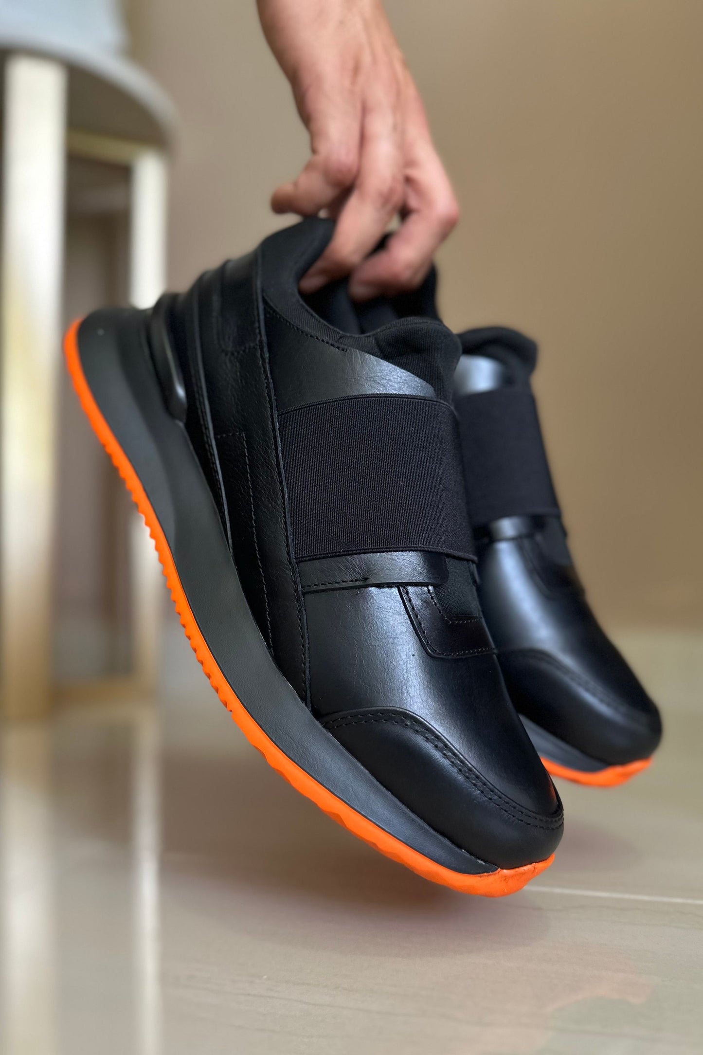 TENIS EN CUERO PARA HOMBRE EN CUERO NEGRO X NARANJA REF: D-17 BILBAO