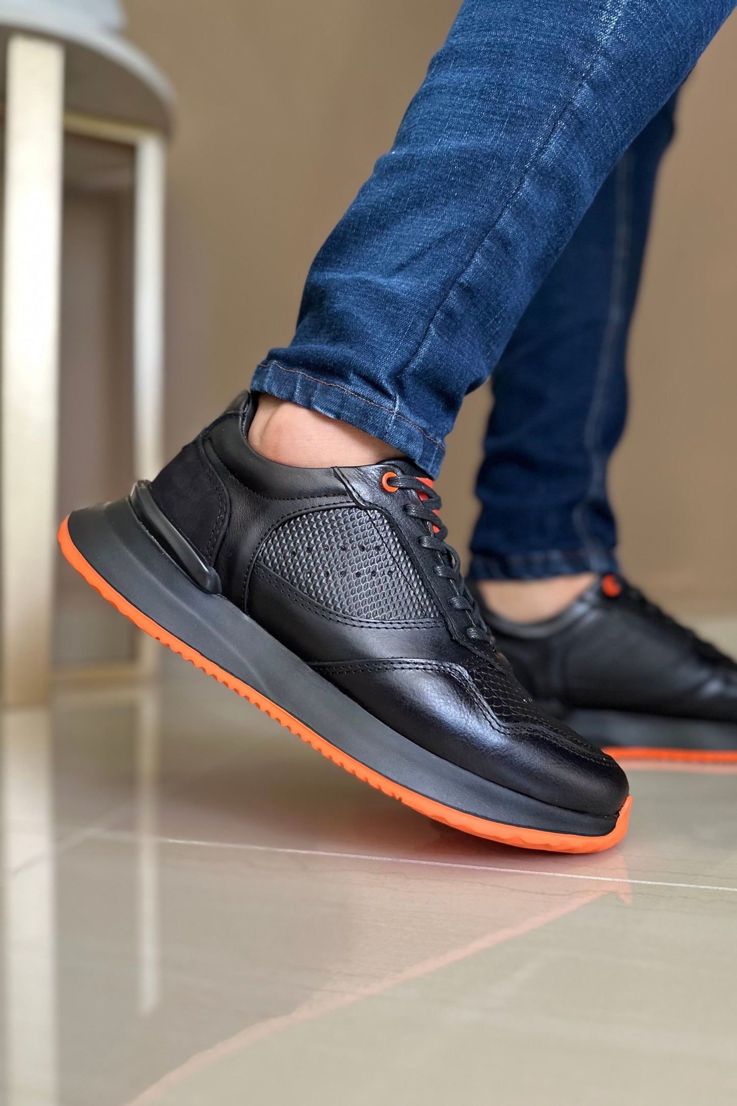 TENIS PARA HOMBRE EN CUERO NEGRO X NARANJA REF: D 12 IBIZA