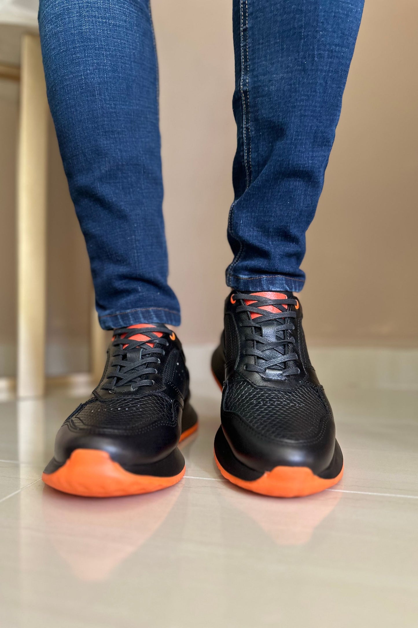 TENIS PARA HOMBRE EN CUERO NEGRO X NARANJA REF: D 12 IBIZA