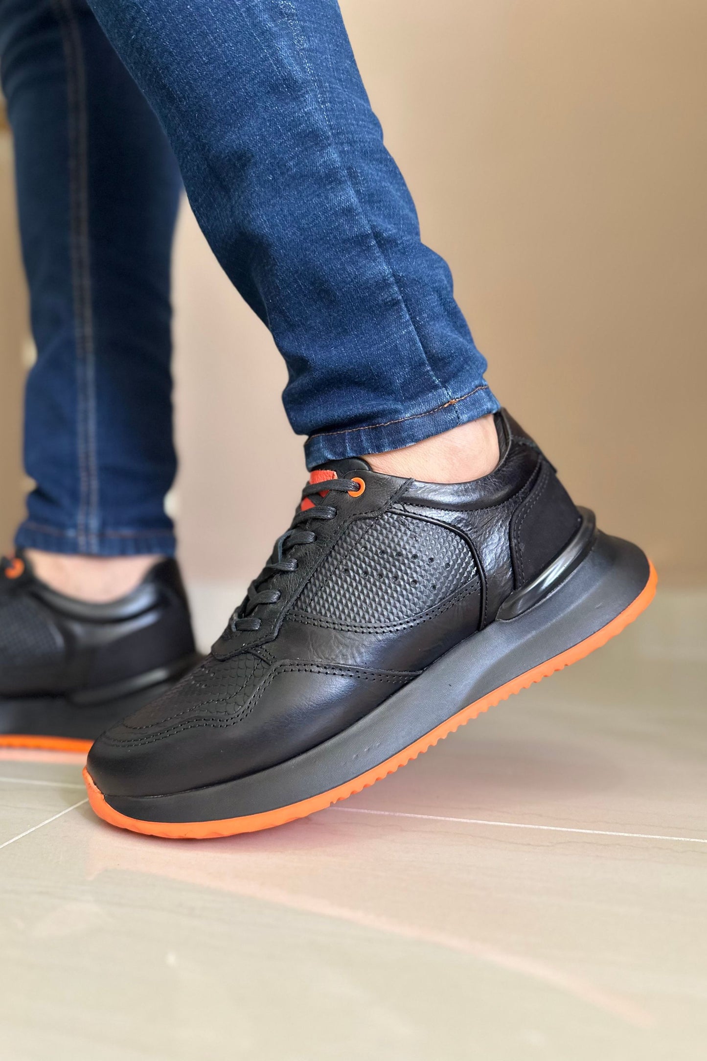TENIS PARA HOMBRE EN CUERO NEGRO X NARANJA REF: D 12 IBIZA
