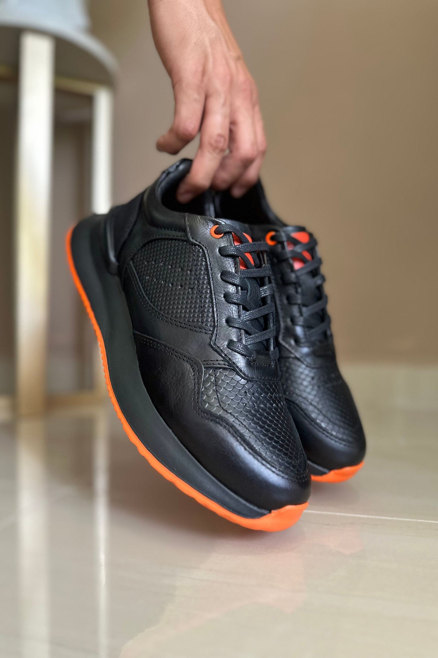 TENIS PARA HOMBRE EN CUERO NEGRO X NARANJA REF: D 12 IBIZA