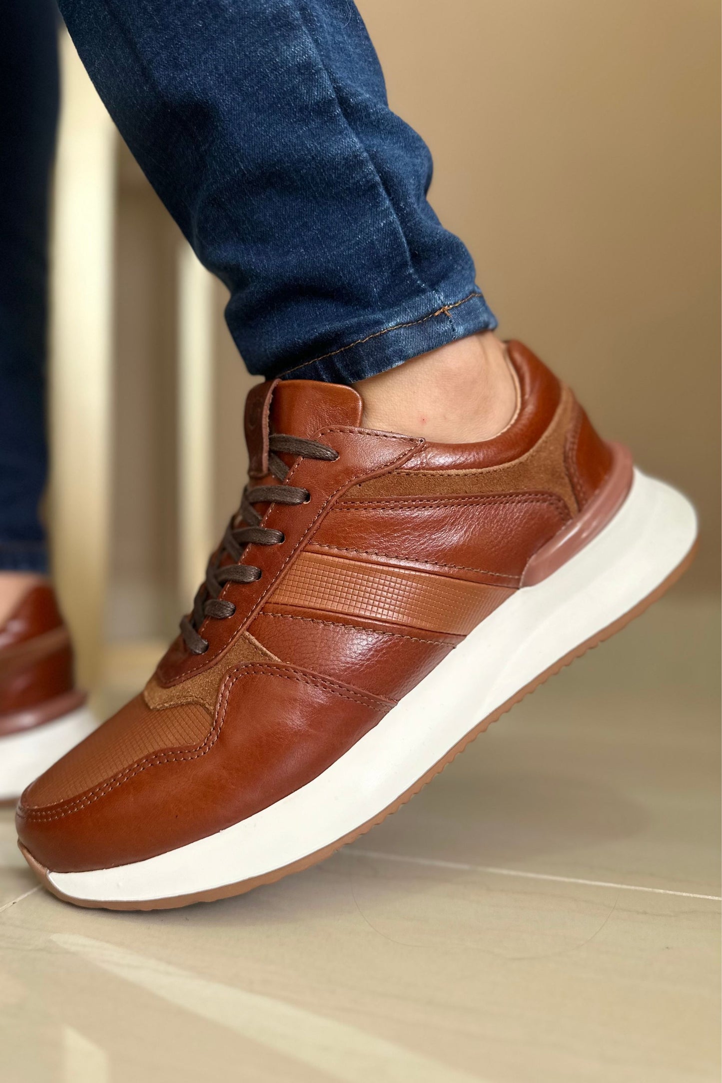 TENIS PARA HOMBRE EN CUERO MIEL SUELA EVA / REF: ASTI