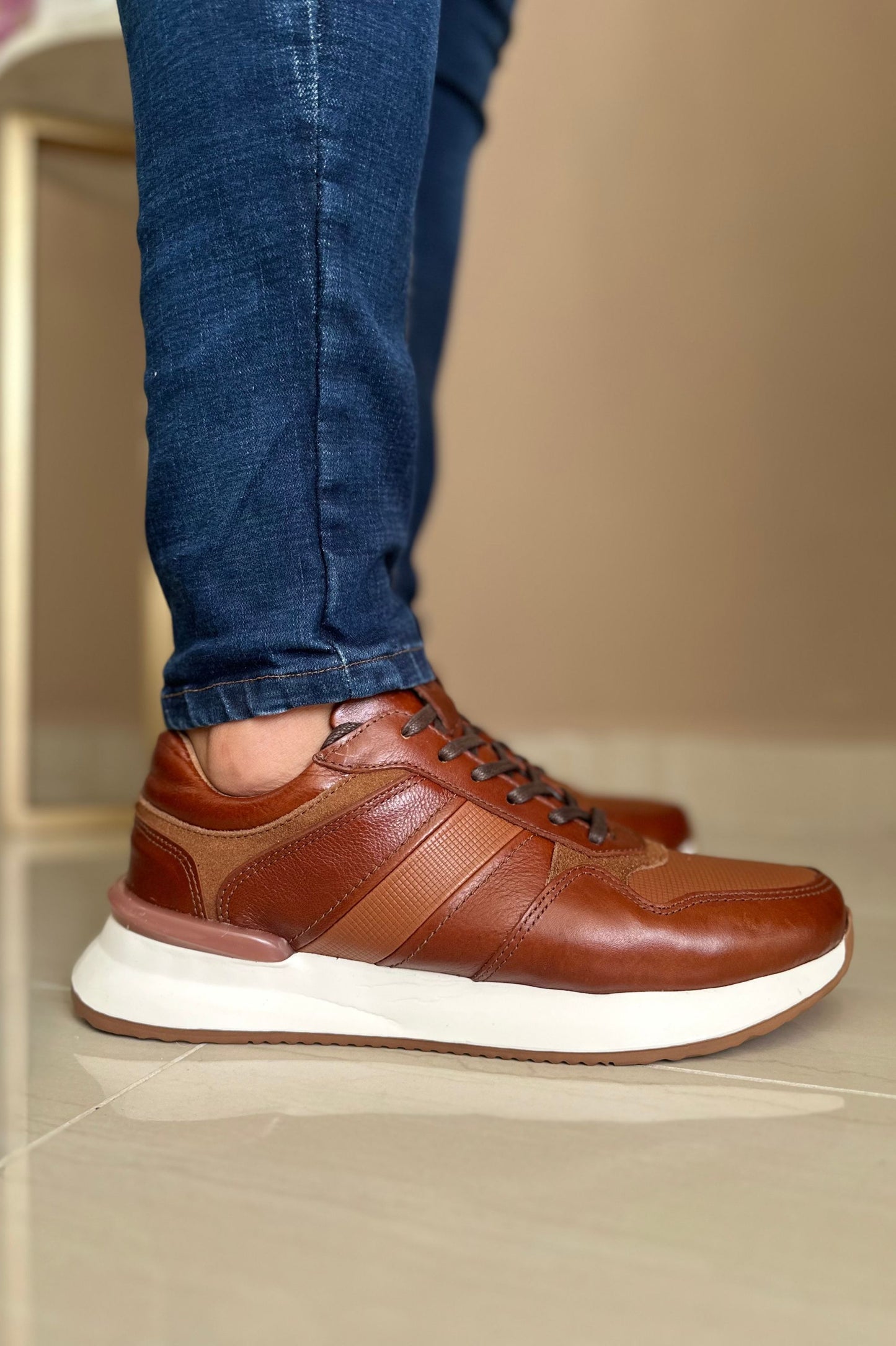 TENIS PARA HOMBRE EN CUERO MIEL SUELA EVA / REF: ASTI