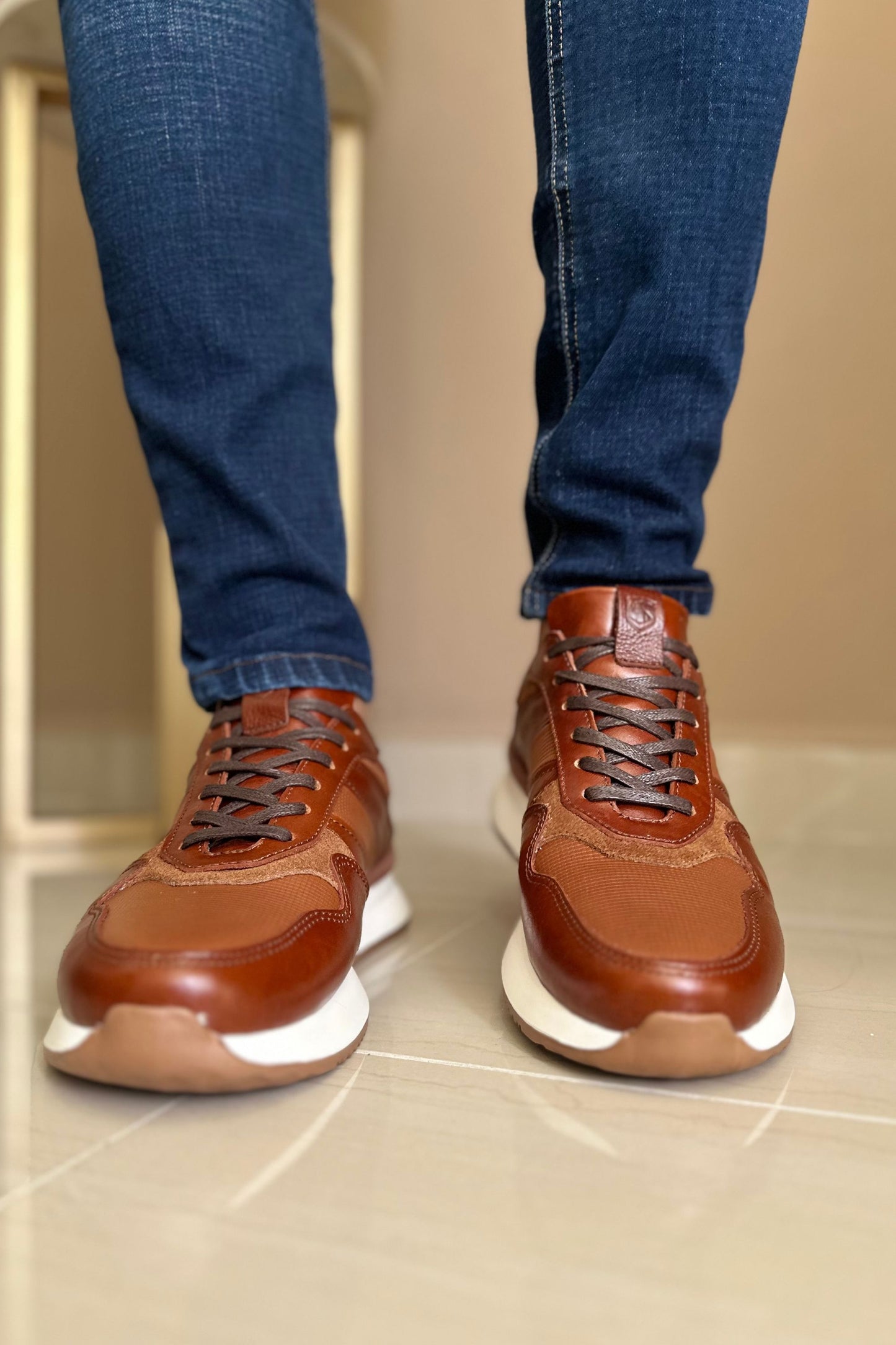 TENIS PARA HOMBRE EN CUERO MIEL SUELA EVA / REF: ASTI