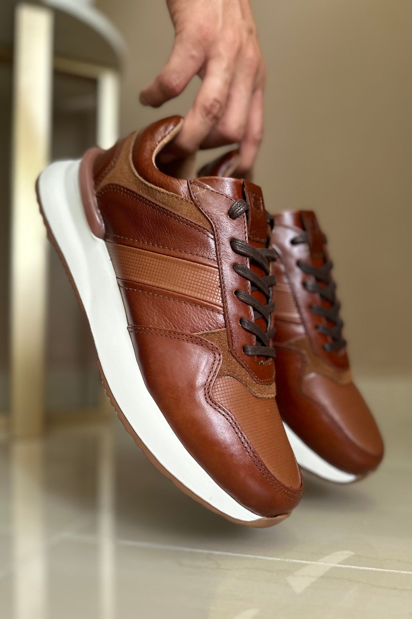 TENIS PARA HOMBRE EN CUERO MIEL SUELA EVA / REF: ASTI