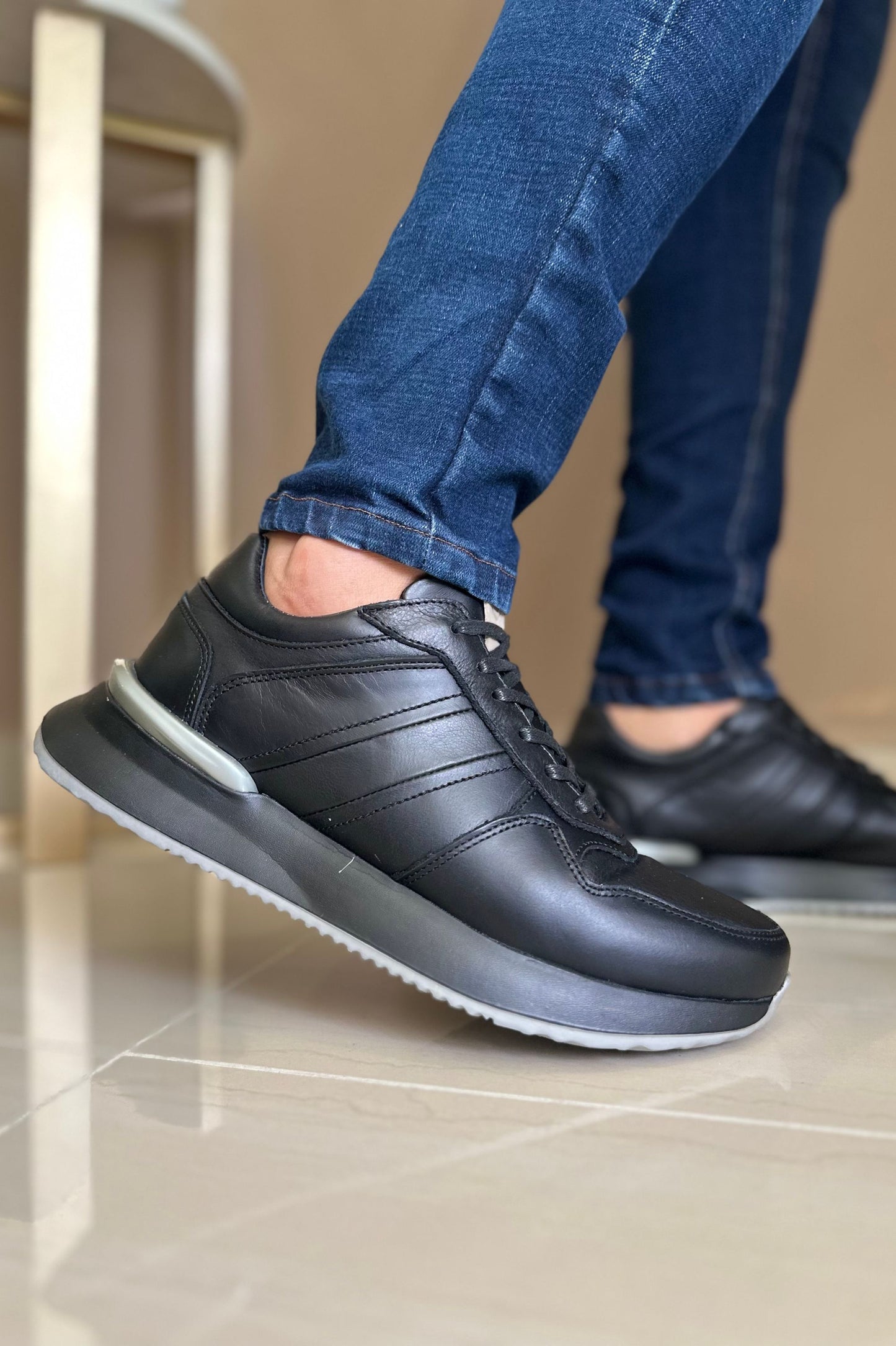 TENIS PARA HOMBRE EN CUERO NEGRO SUELA EVA / REF: ASTI