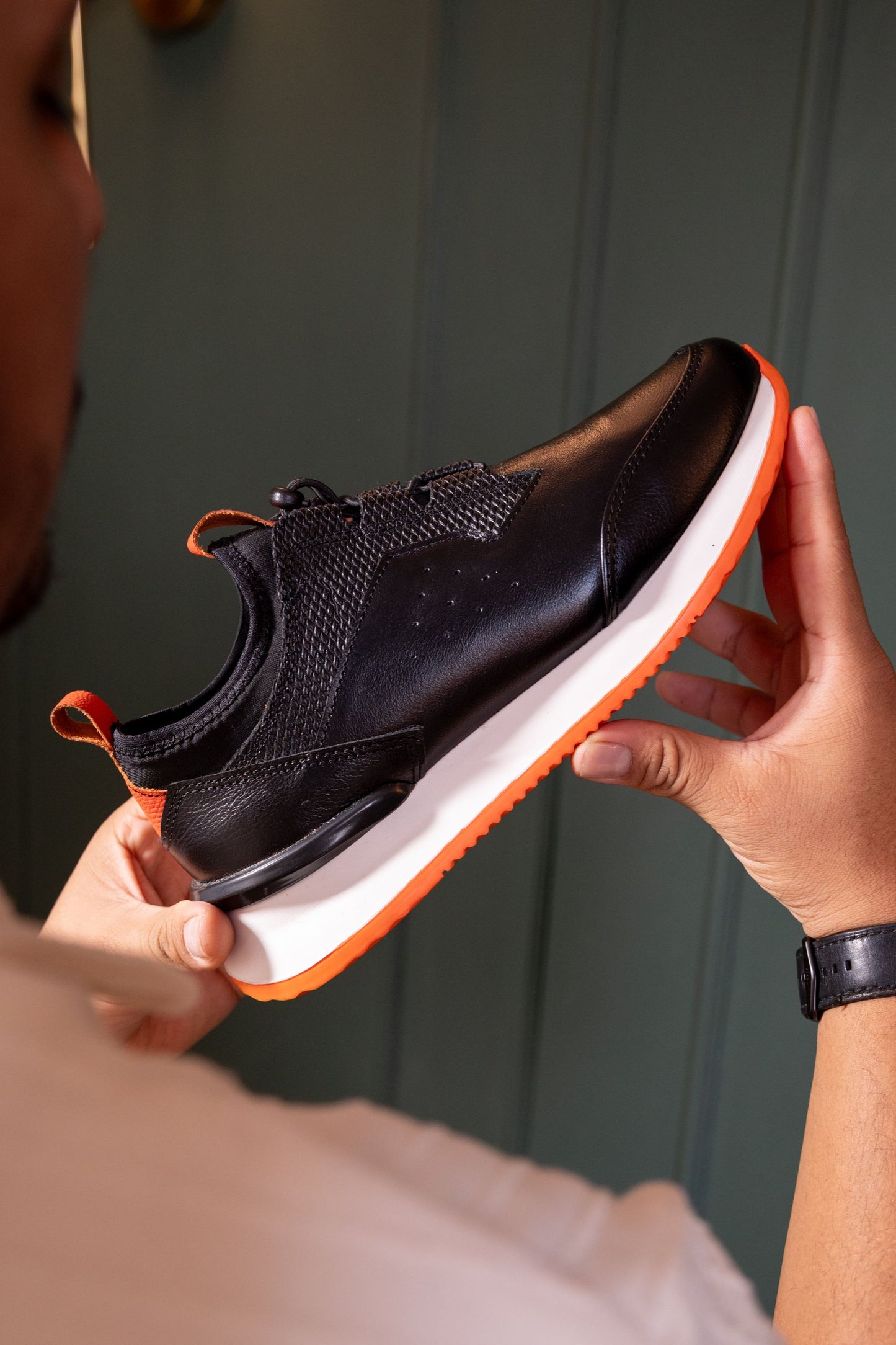 TENIS PARA HOMBRE EN CUERO NEGRO X SUELA BLANCA NARANJA / REF: VIGO D 19