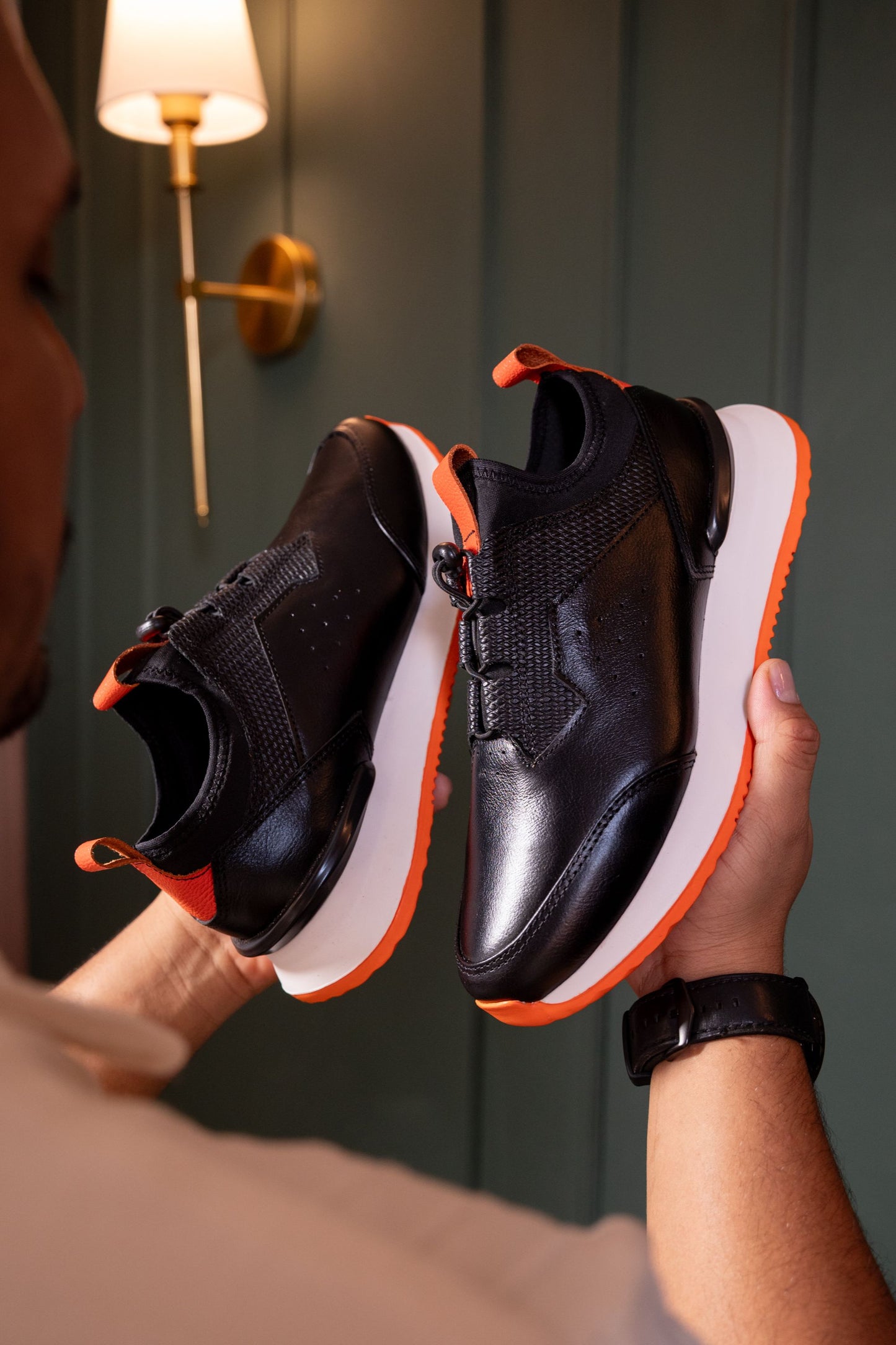 TENIS PARA HOMBRE EN CUERO NEGRO X SUELA BLANCA NARANJA / REF: VIGO D 19