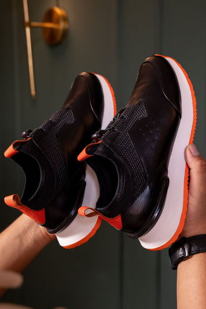 TENIS PARA HOMBRE EN CUERO NEGRO X SUELA BLANCA NARANJA / REF: VIGO D 19