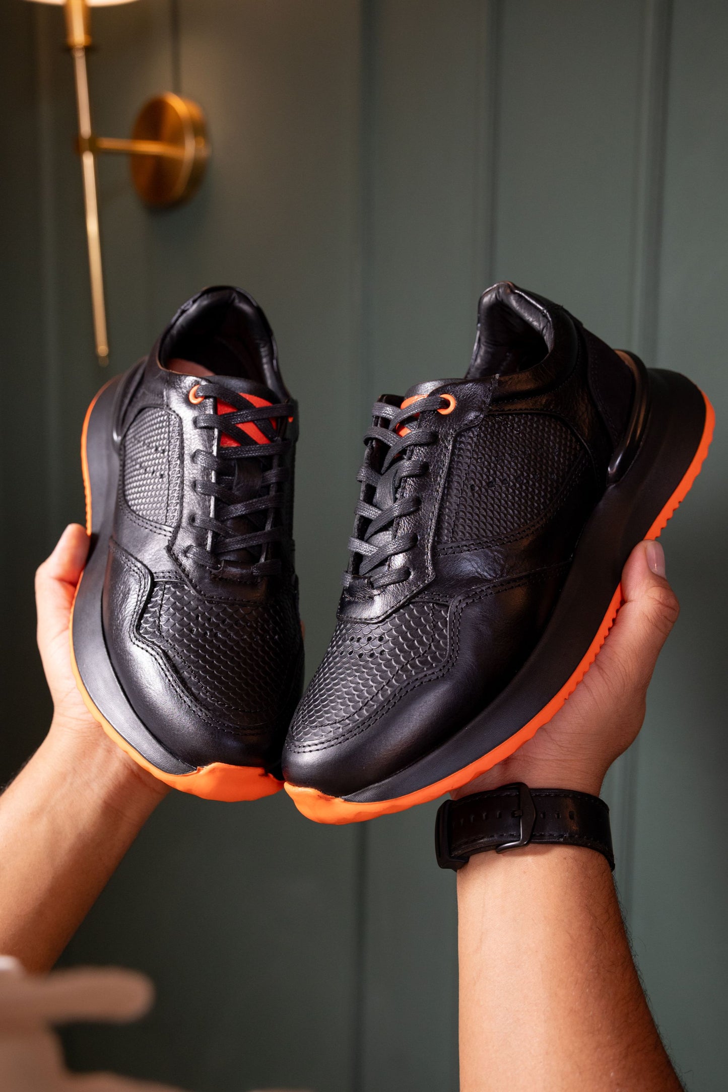 TENIS PARA HOMBRE EN CUERO NEGRO X NARANJA REF: D 12 IBIZA