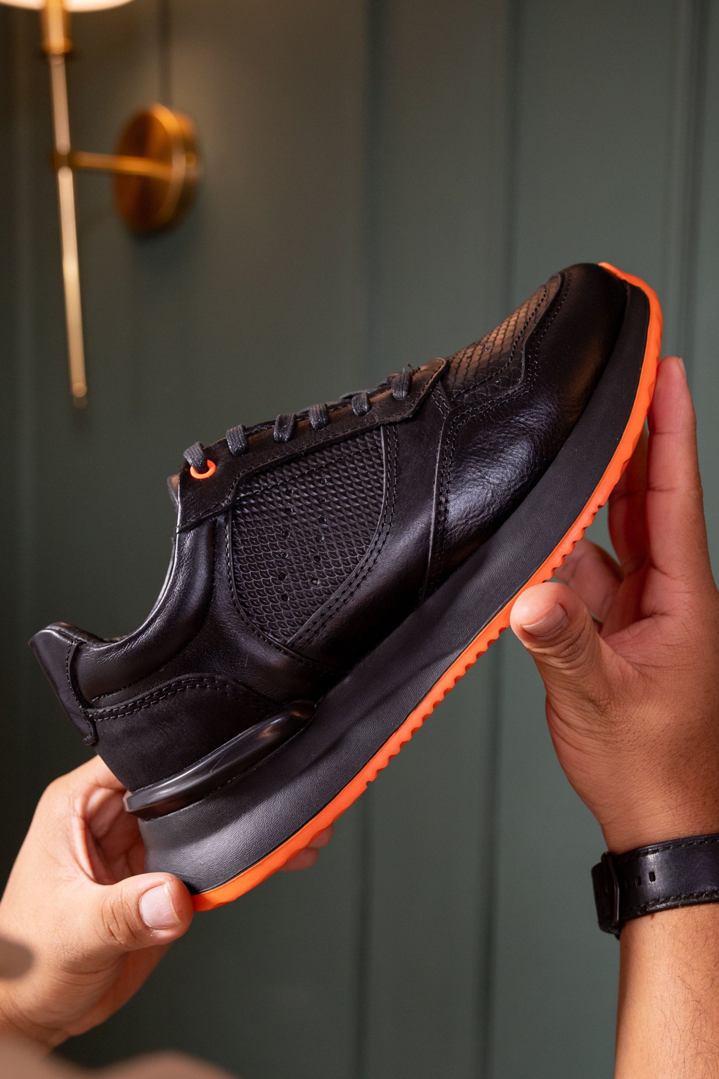 TENIS PARA HOMBRE EN CUERO NEGRO X NARANJA REF: D 12 IBIZA