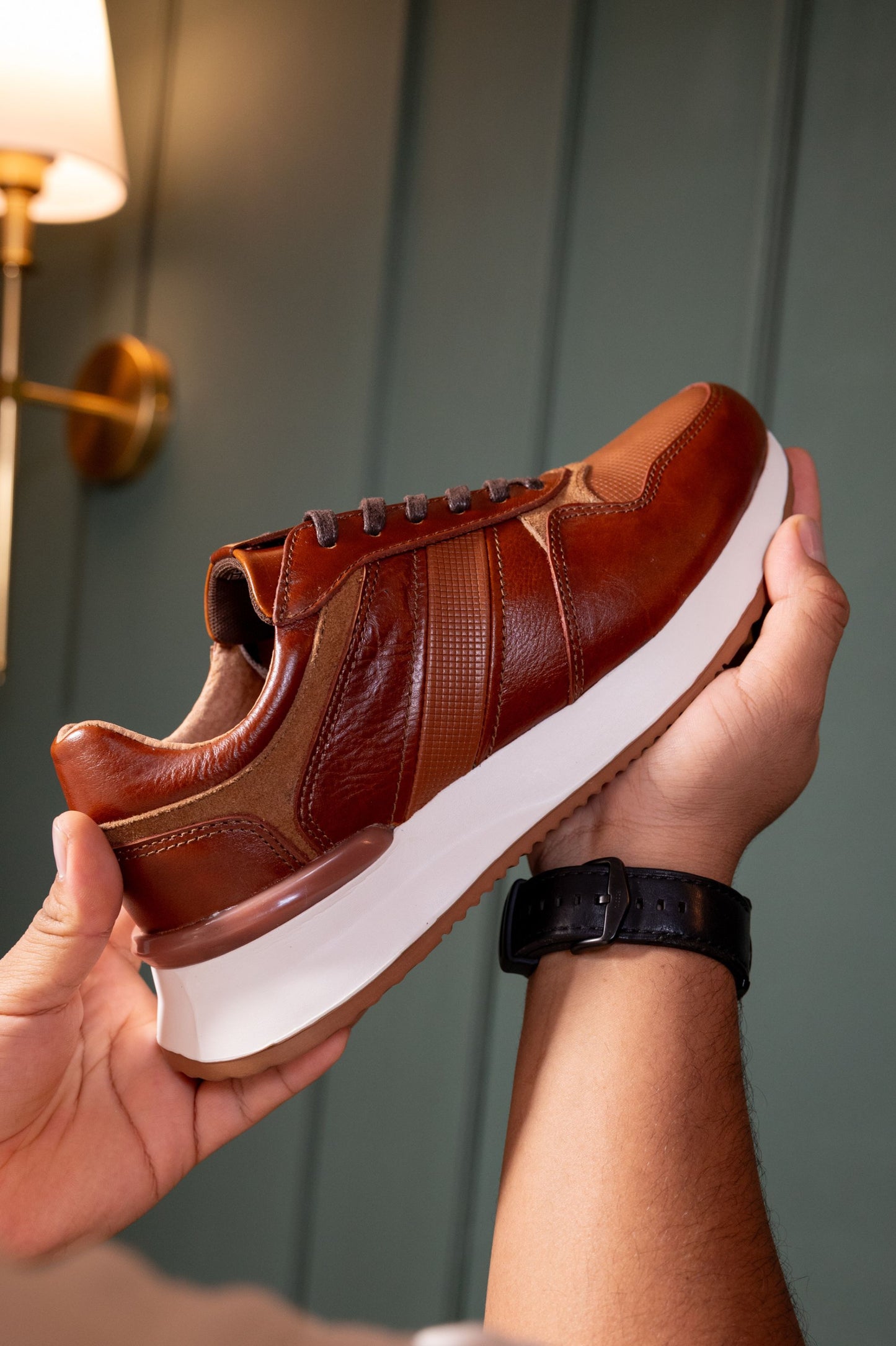 TENIS PARA HOMBRE EN CUERO MIEL SUELA EVA / REF: ASTI