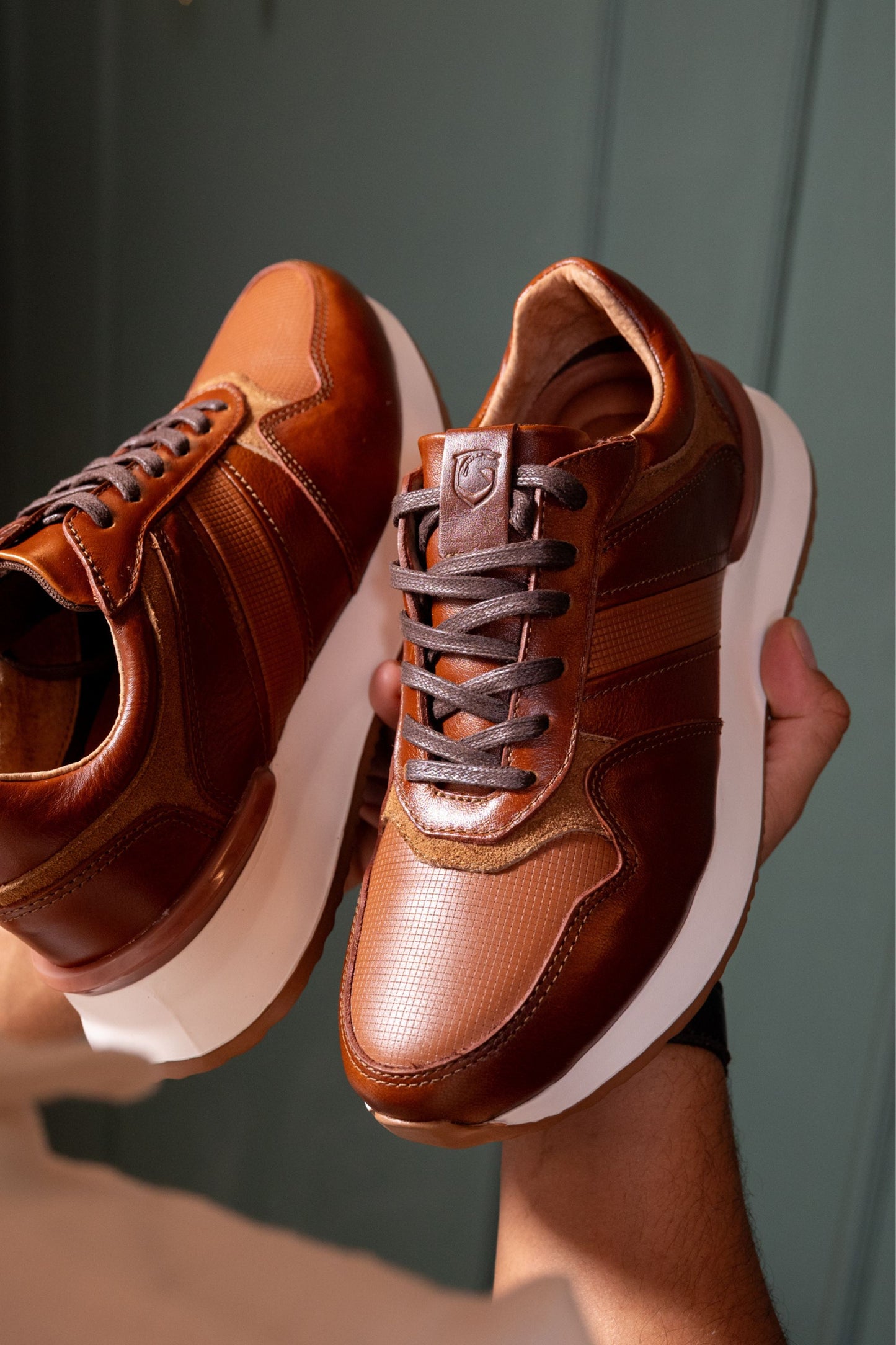 TENIS PARA HOMBRE EN CUERO MIEL SUELA EVA / REF: ASTI