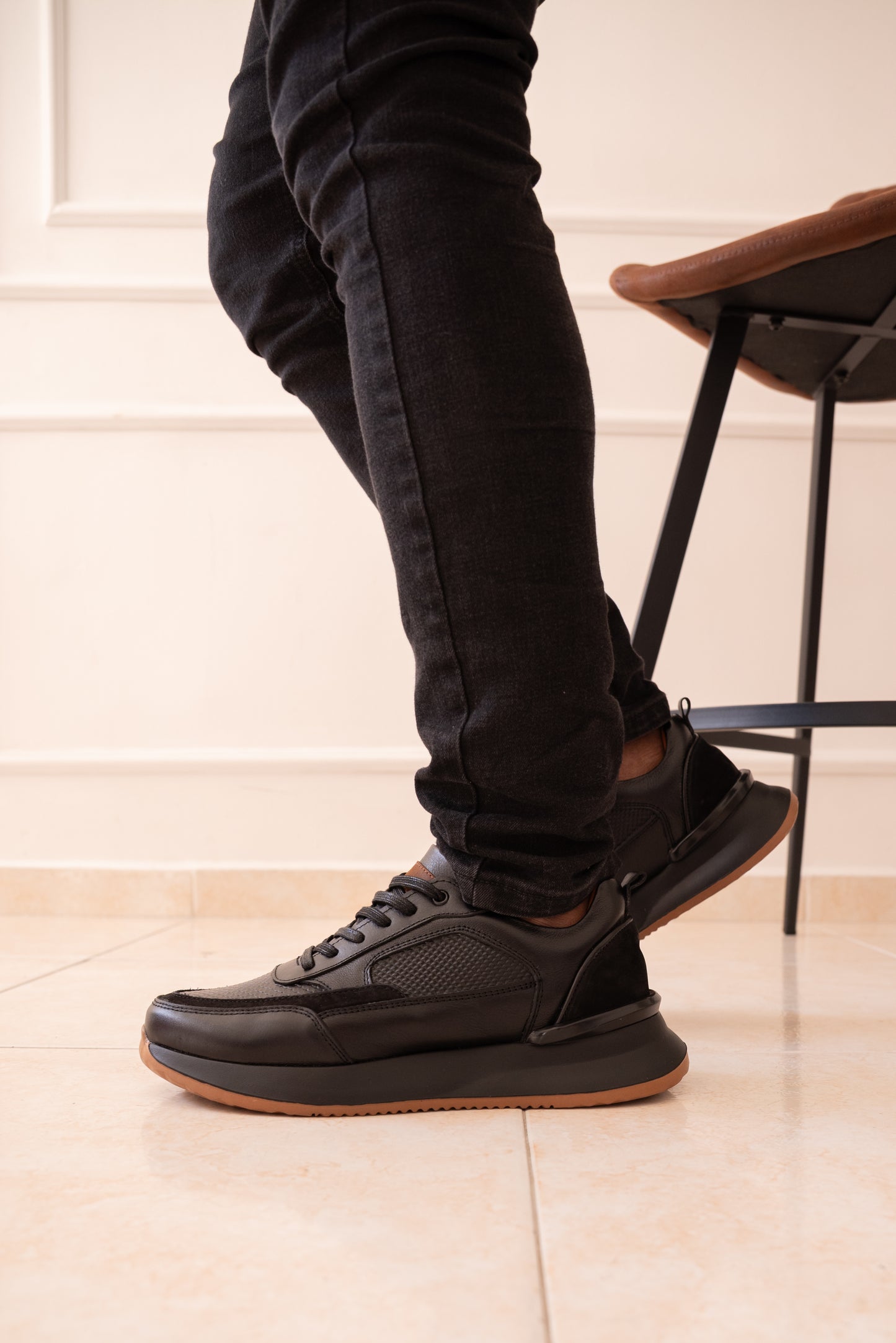 TENIS PARA HOMBRE EN CUERO NEGRO X CREPE  REF: VERONA 3205