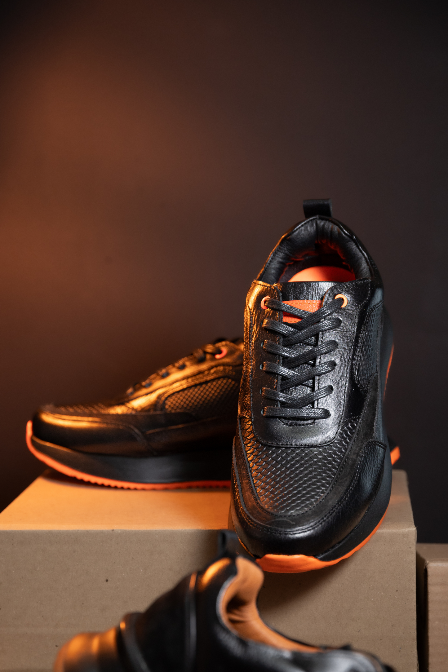 TENIS PARA HOMBRE EN CUERO NEGRO X NARANJA  REF: VERONA 3205