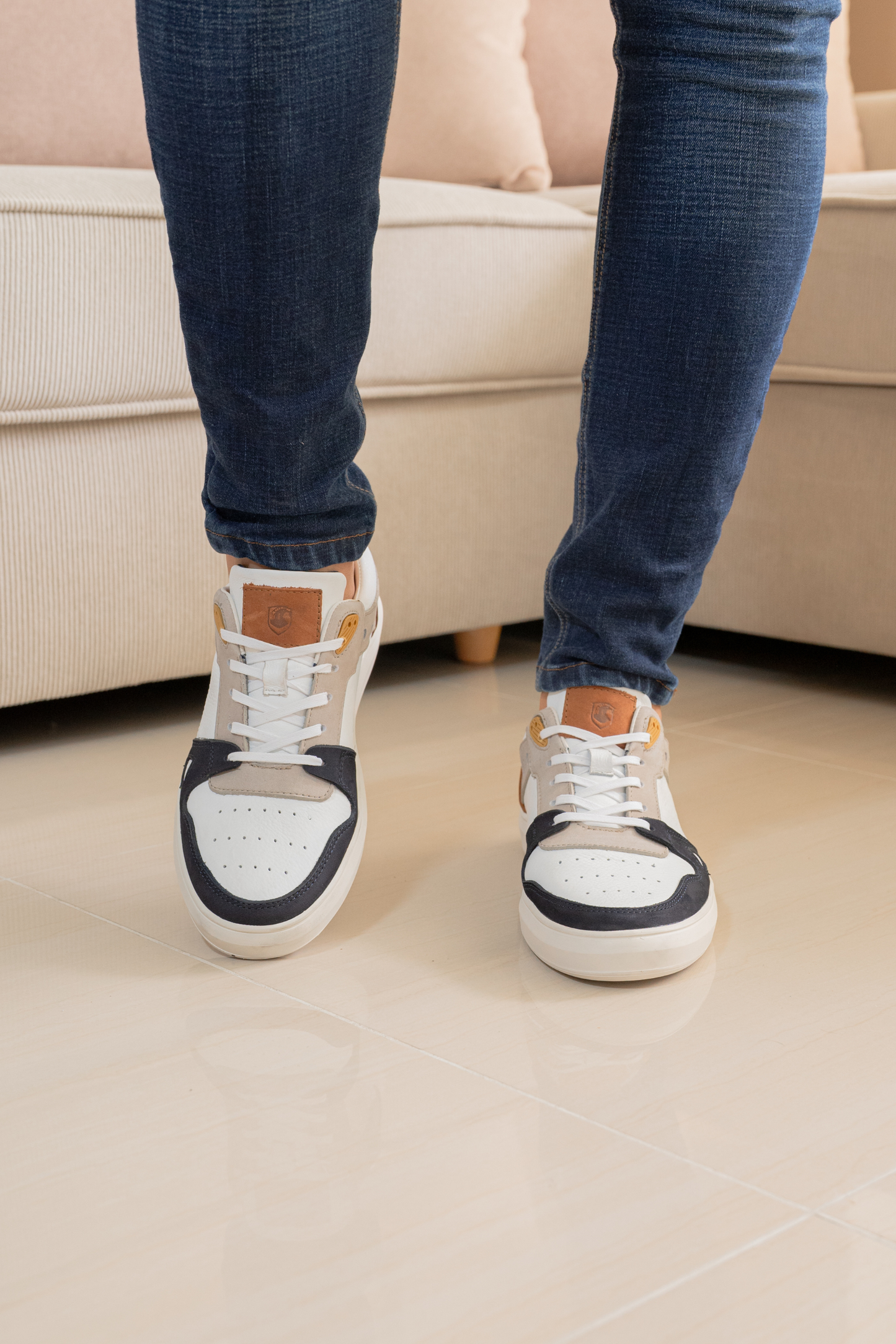 TENIS PARA HOMBRE EN CUERO BLANCO REF: HILLVALLEY 2192