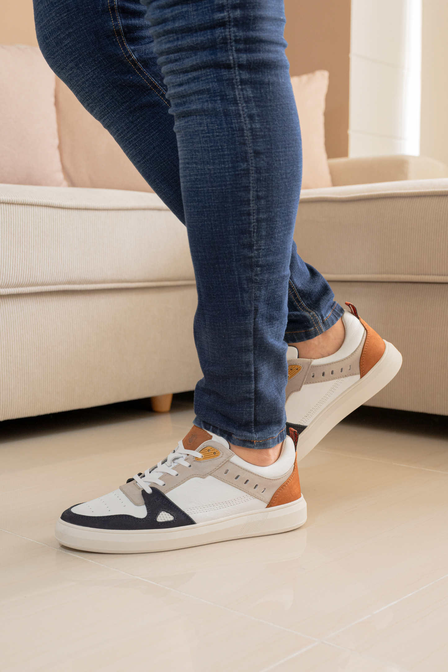 TENIS PARA HOMBRE EN CUERO BLANCO REF: HILLVALLEY 2192