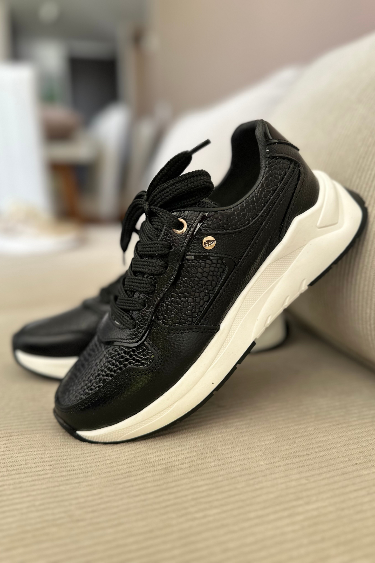 SNEAKER PARA DAMA EN CUERO NEGRO REF: DOHA