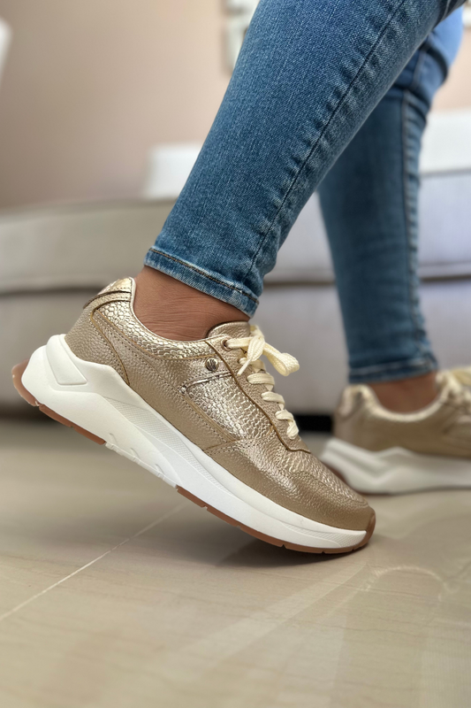 SNEAKER PARA DAMA EN CUERO DORADO REF: DOHA
