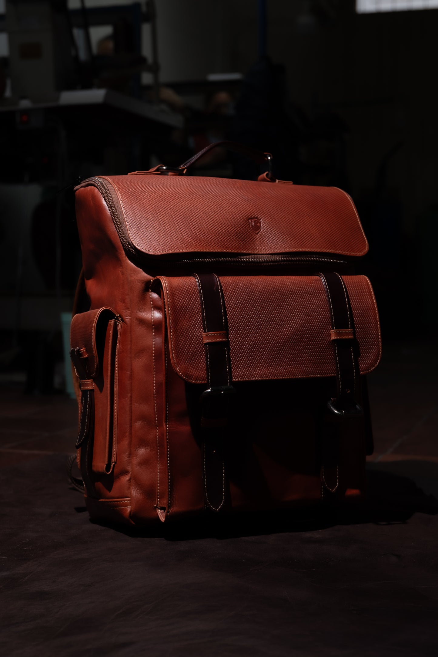 MORRAL ADRIAN MULTIFUNCIONAL EN CUERO MIEL PARA HOMBRE | FREE ZONE