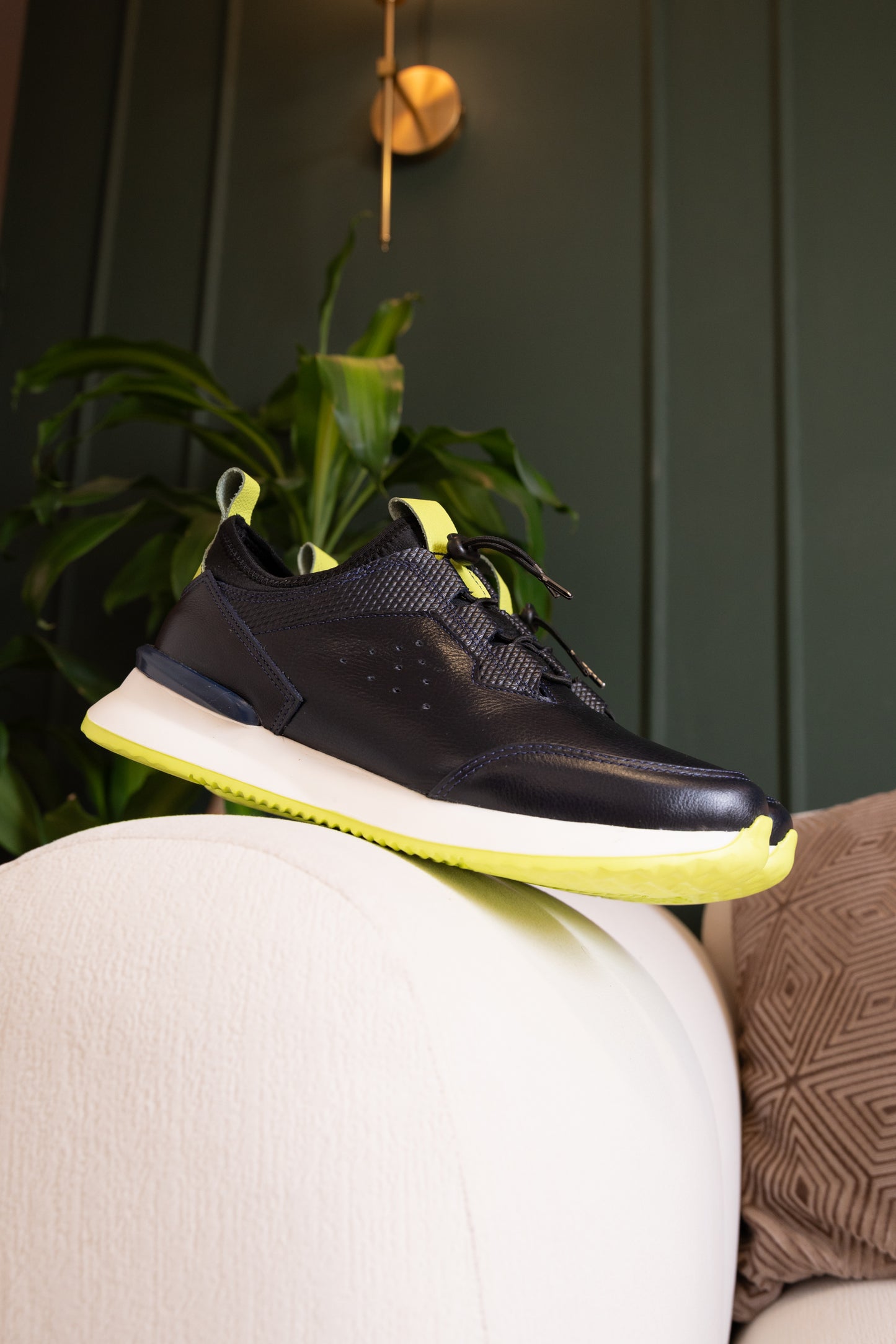 TENIS PARA HOMBRE EN CUERO AZUL X SUELA BLANCA VERDE / REF: VIGO D 19