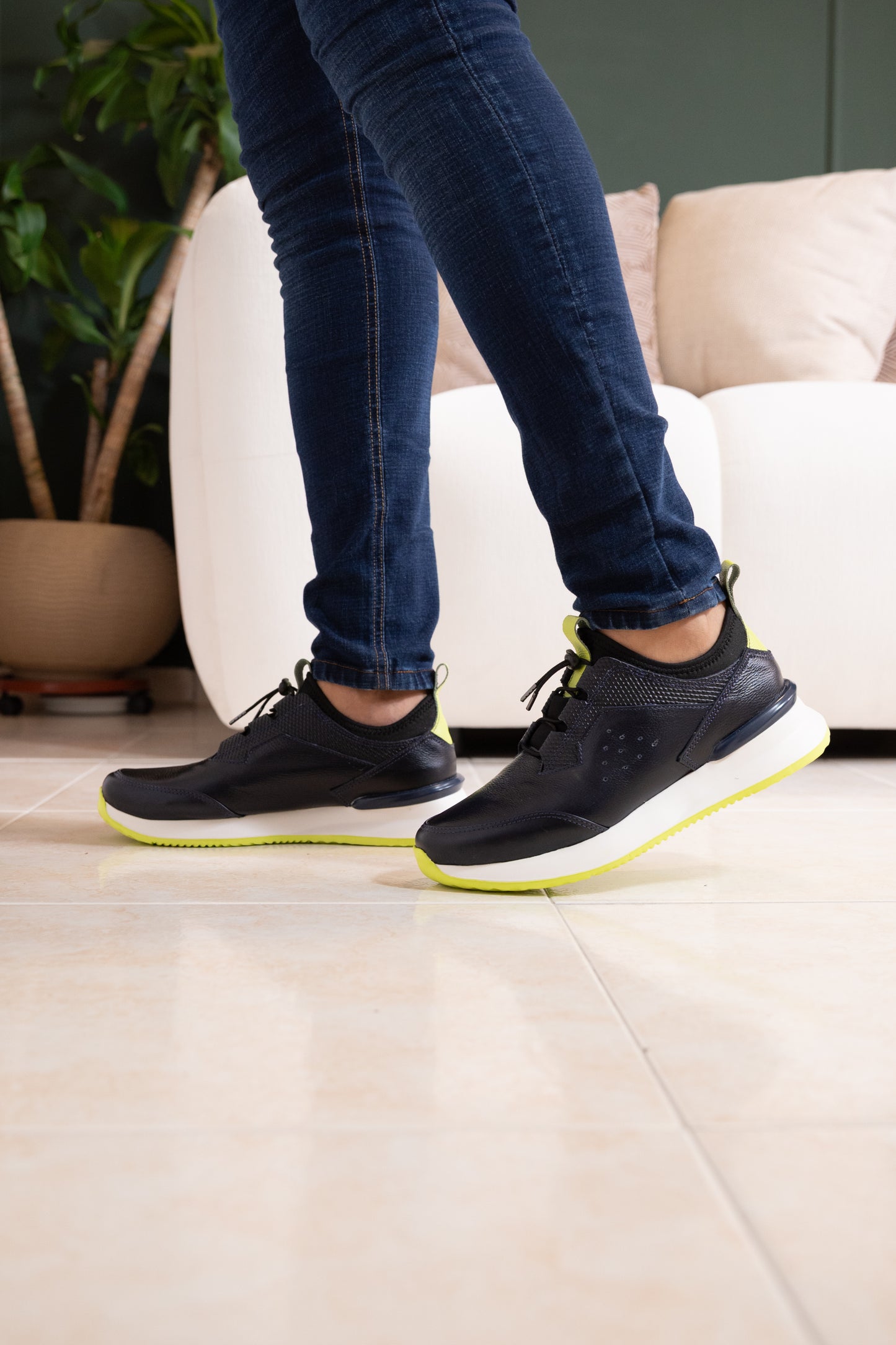 TENIS PARA HOMBRE EN CUERO AZUL X SUELA BLANCA VERDE / REF: VIGO D 19