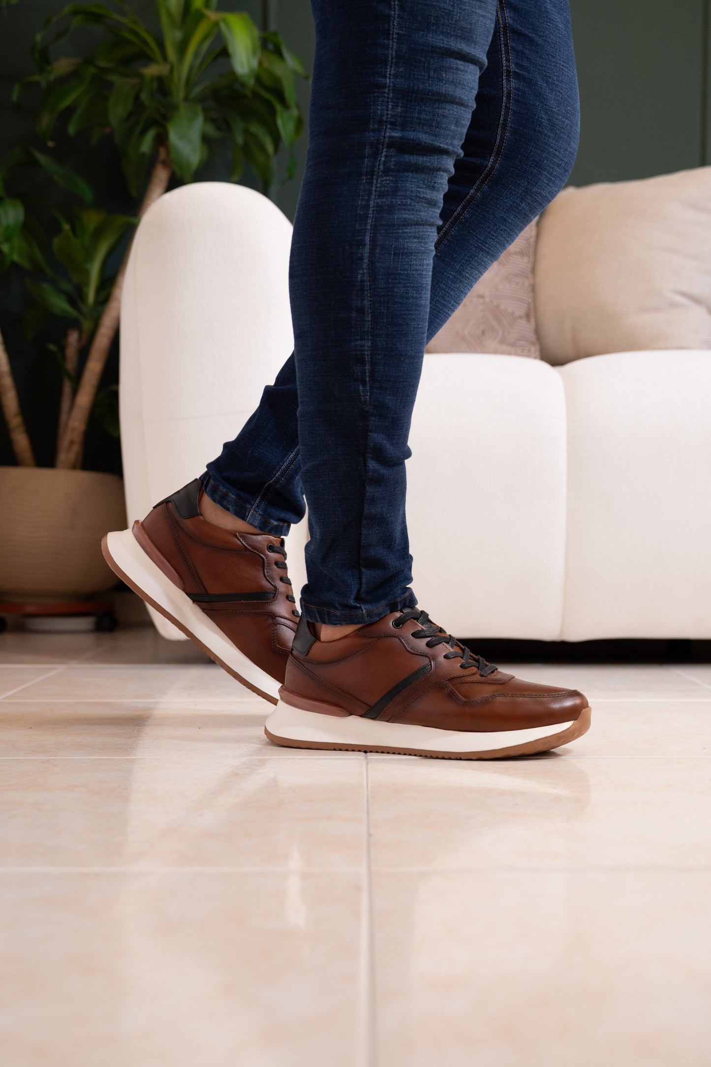 TENIS PARA HOMBRE EN CUERO MIEL AEROGRAFIADO  REF: D19 VENECIA