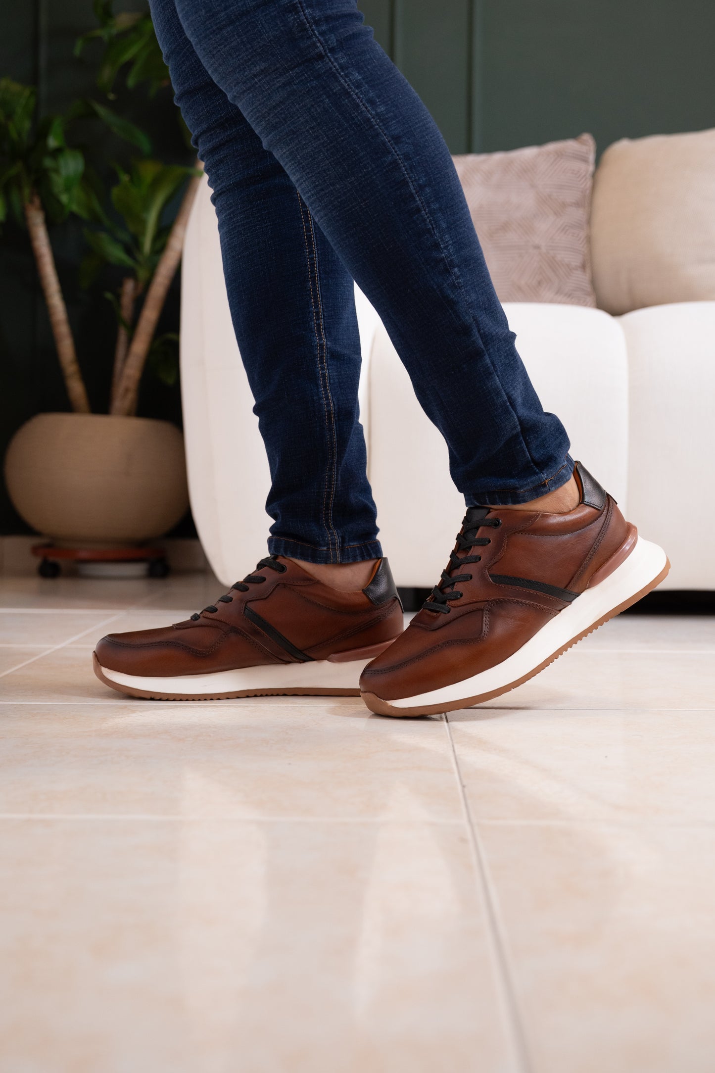 TENIS PARA HOMBRE EN CUERO MIEL AEROGRAFIADO  REF: D19 VENECIA