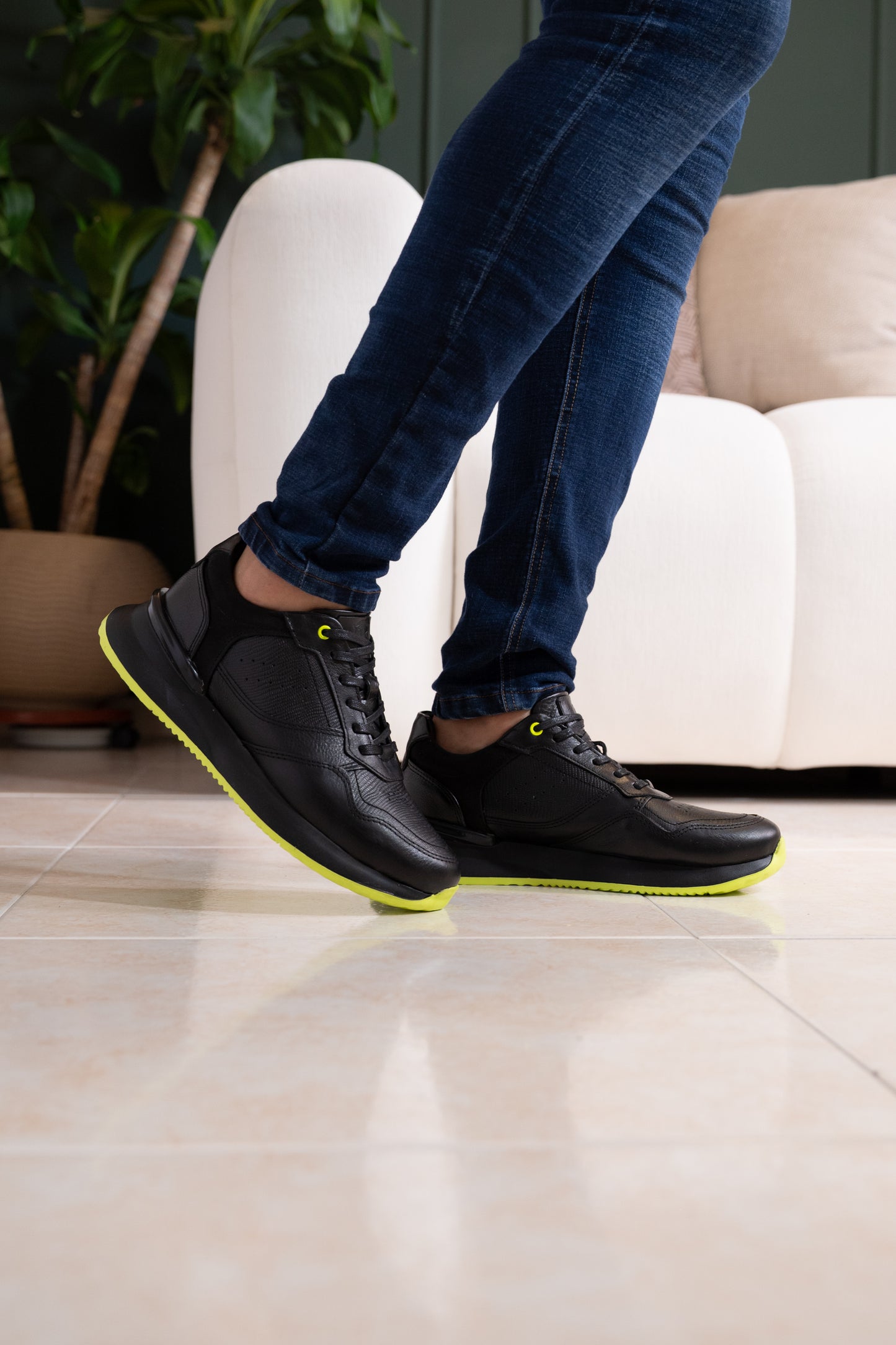 TENIS PARA HOMBRE EN CUERO NEGRO X VERDE NEON REF: D 12 IBIZA