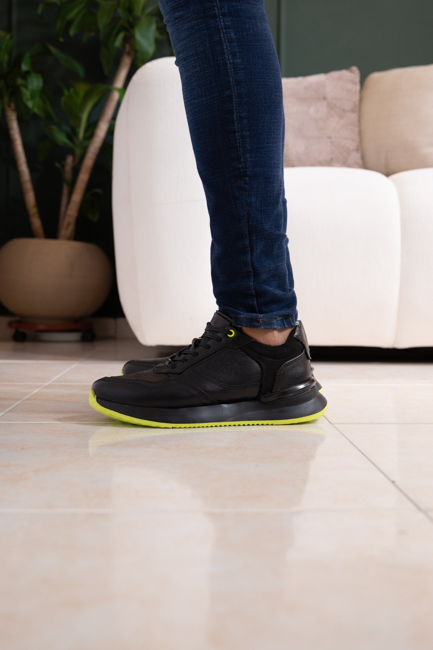 TENIS PARA HOMBRE EN CUERO NEGRO X VERDE NEON REF: D 12 IBIZA